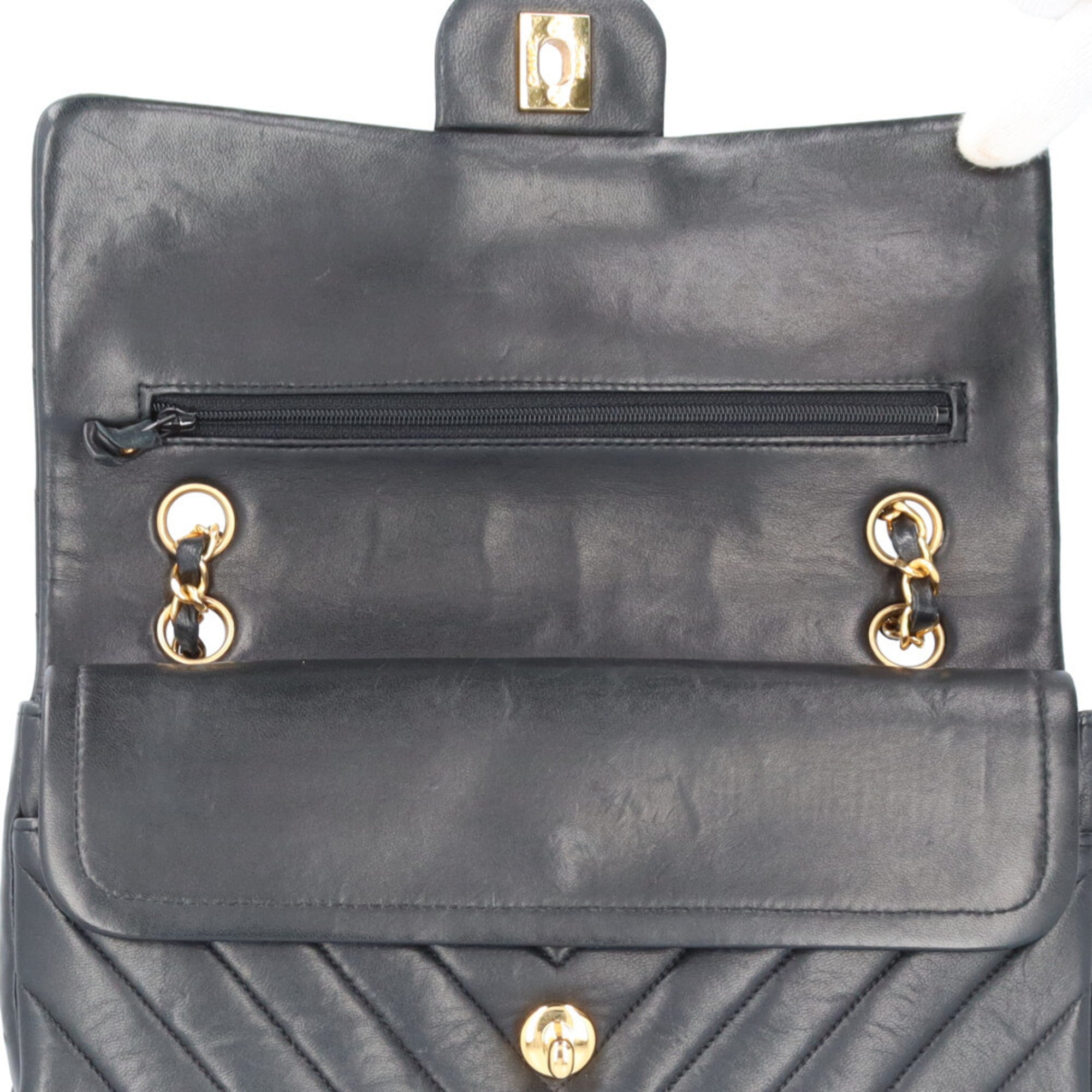 Chanel Black Leather Shoulder Bag (Pre-Owned)
