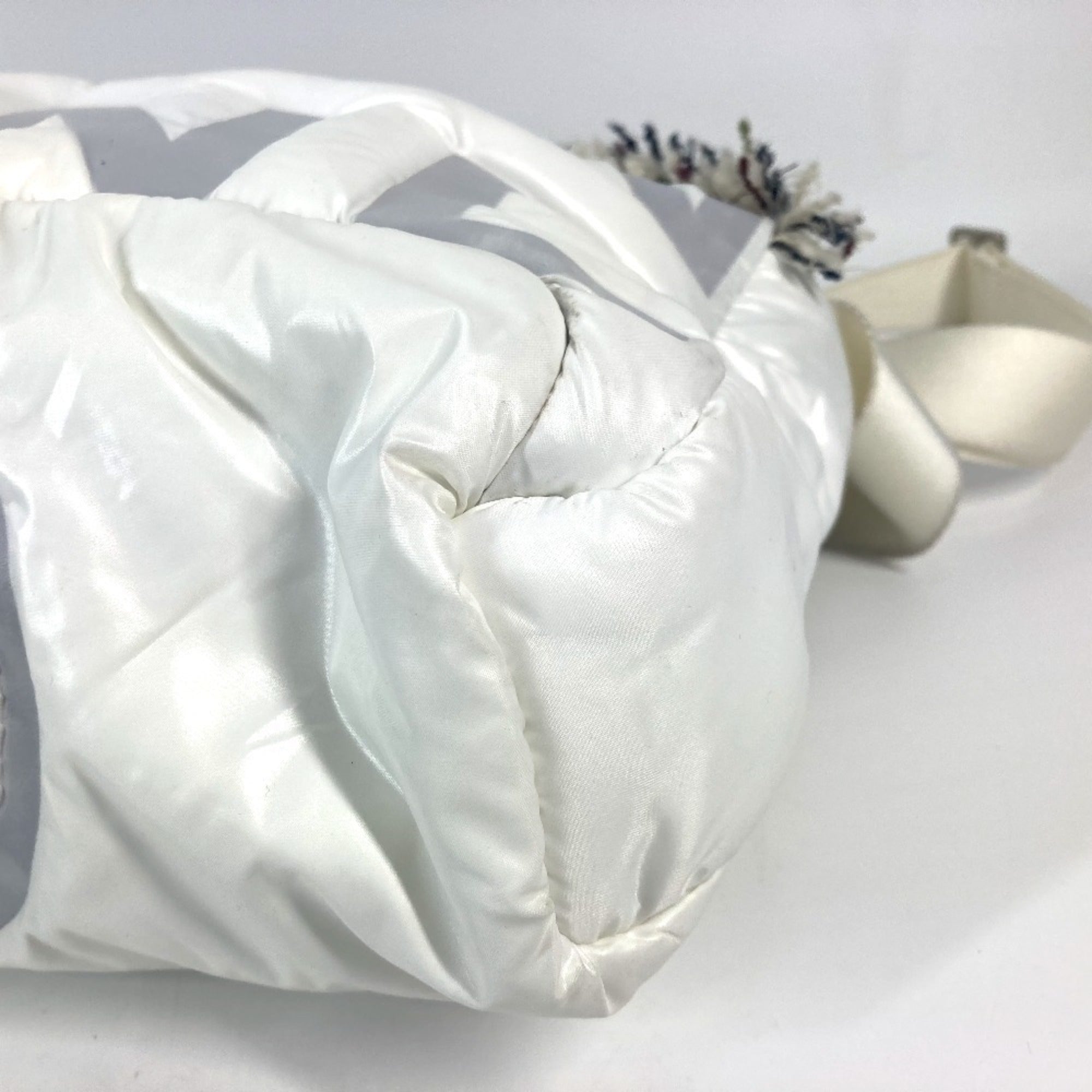 Chanel White Nylon Shoulder Bag (Pre-Owned)