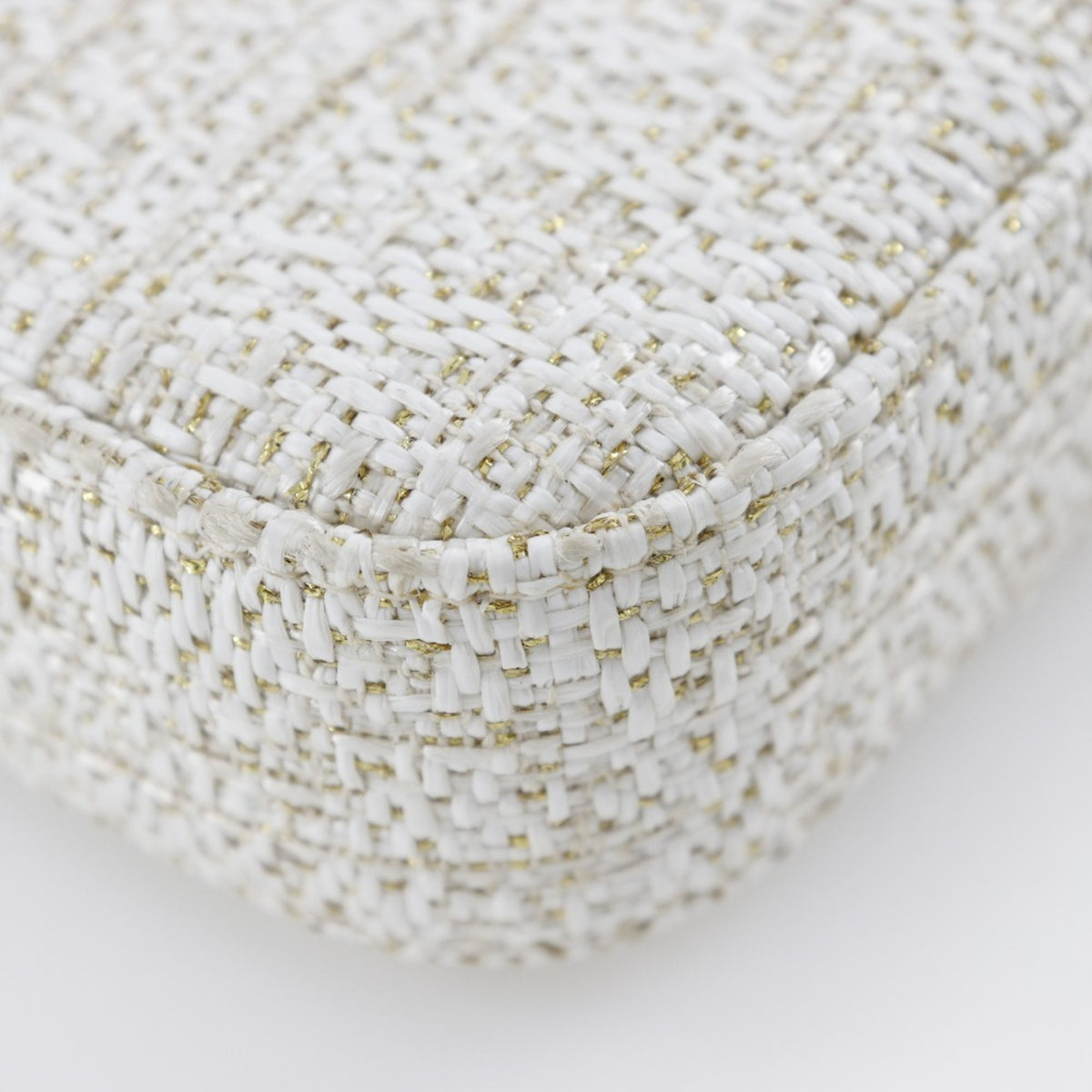 Chanel White Tweed Shoulder Bag (Pre-Owned)