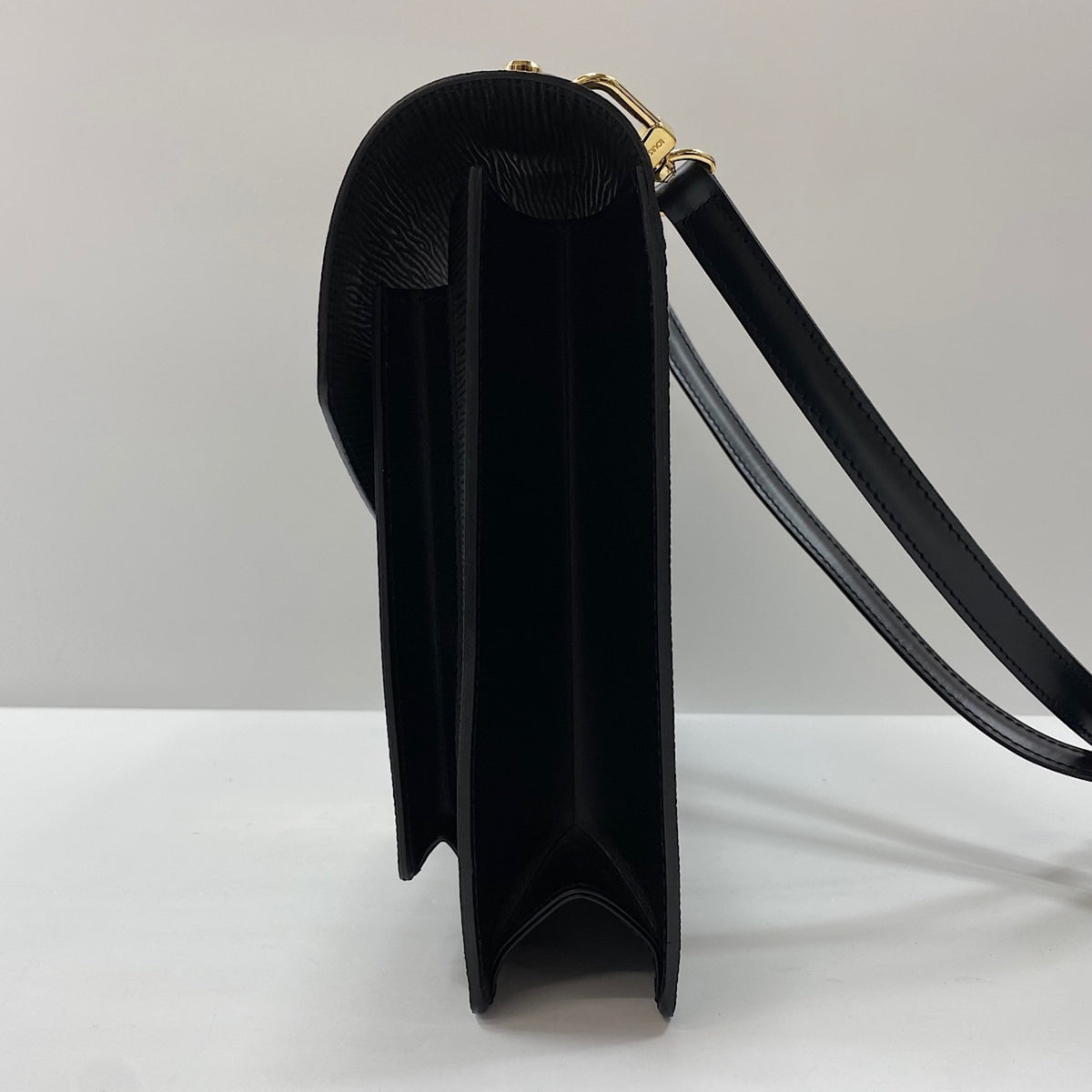 Louis Vuitton Black Handbag (Pre-Owned)