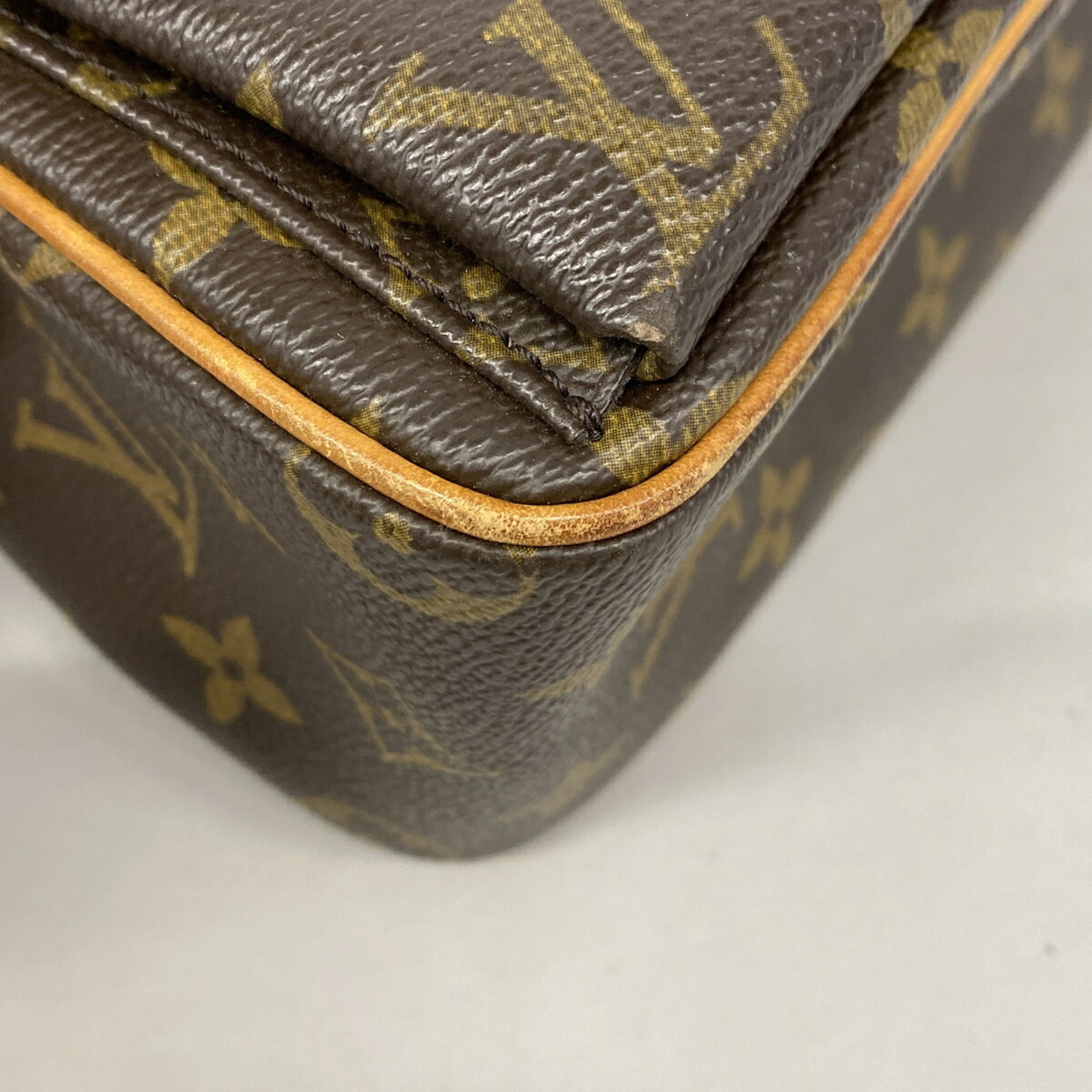 Louis Vuitton Brown Shoulder Bag (Pre-Owned)