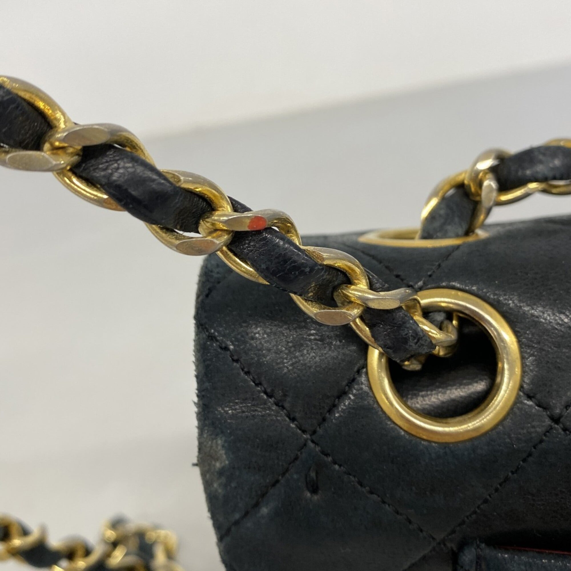 Chanel Black Leather Shoulder Bag (Pre-Owned)