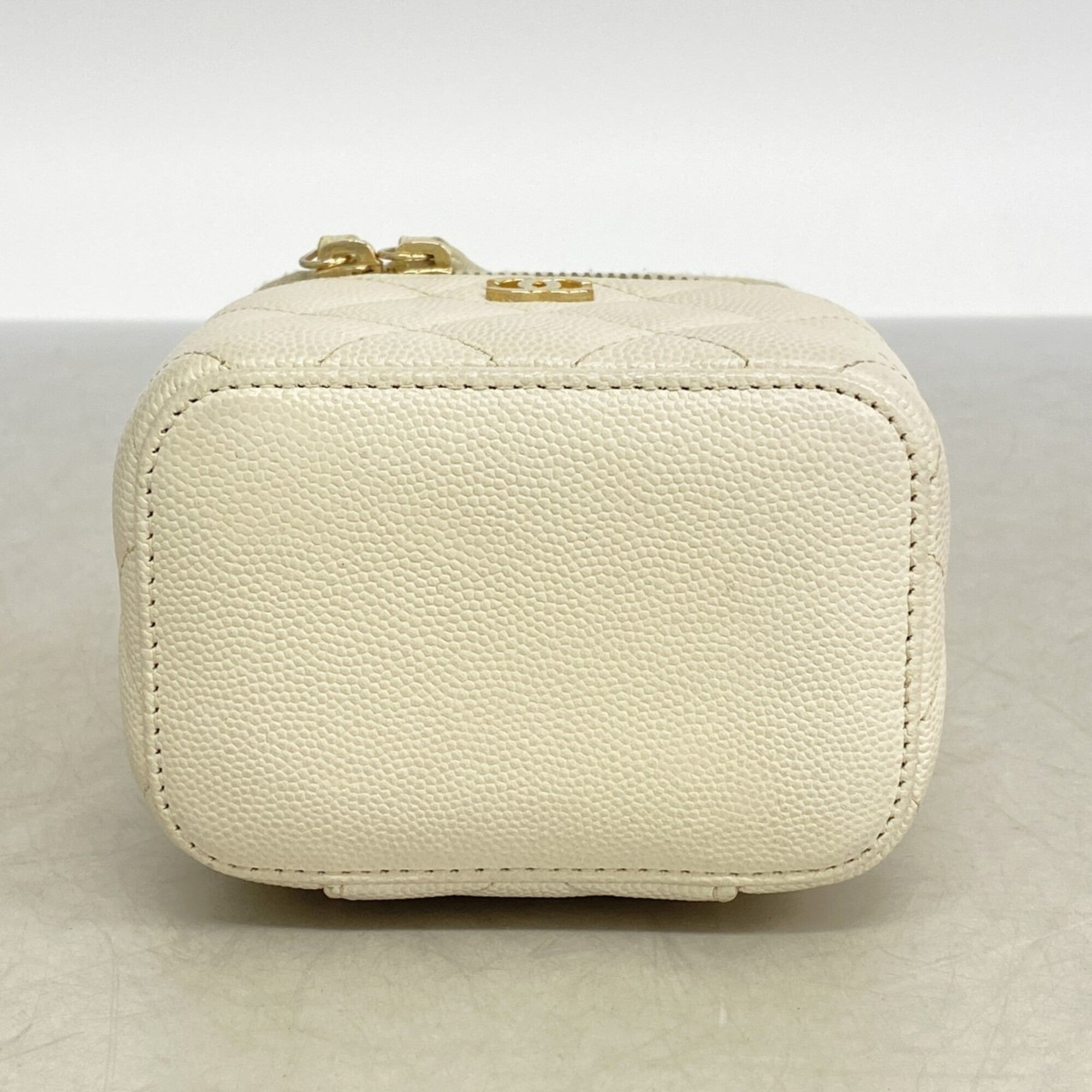 Chanel White Grained Calfskin Shoulder Bag (Pre-Owned)