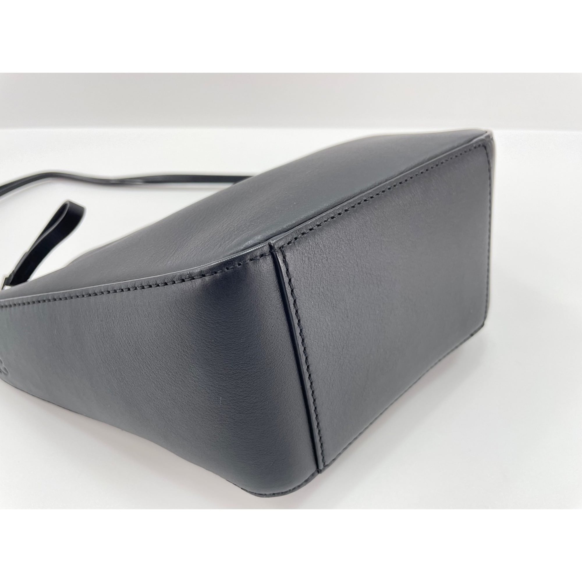 Loewe Black Shoulder Bag (Pre-Owned)