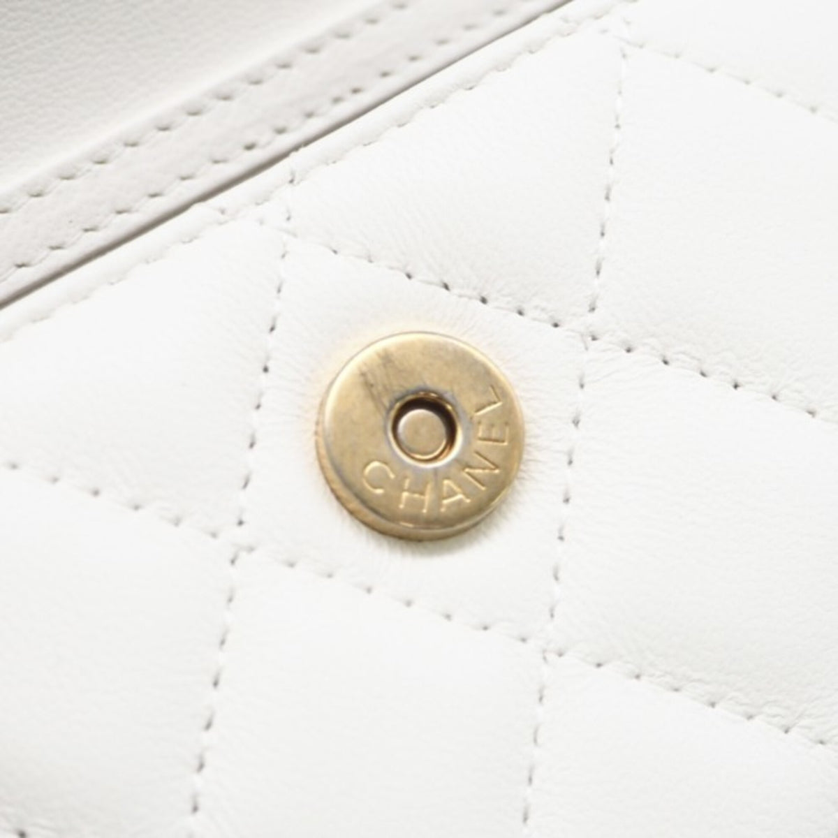 Chanel White Leather Shoulder Bag (Pre-Owned)