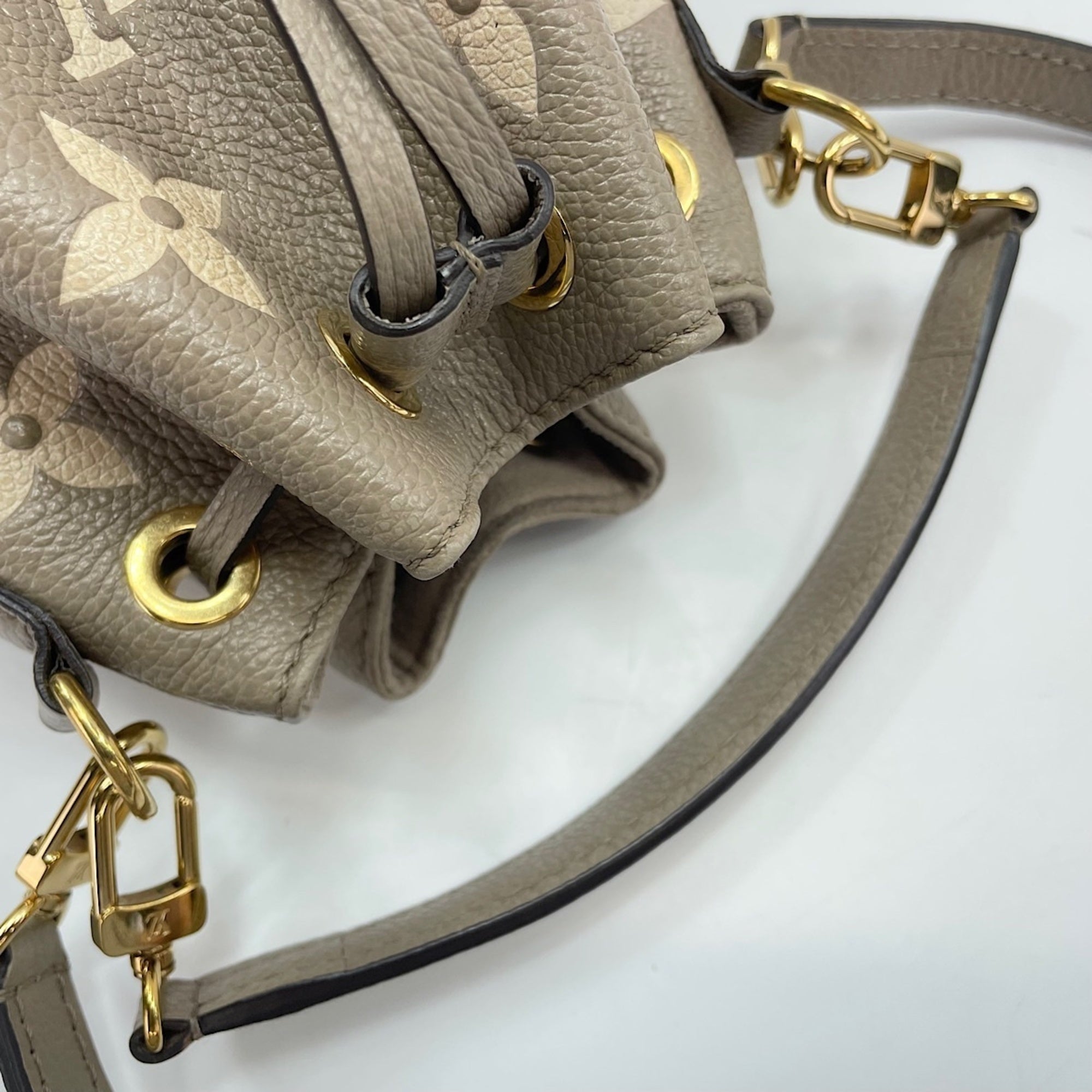 Louis Vuitton Beige Shoulder Bag (Pre-Owned)