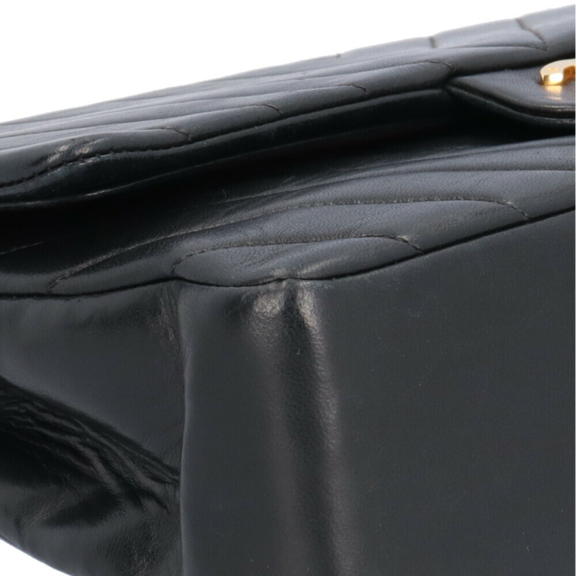 Chanel Black Leather Shoulder Bag (Pre-Owned)