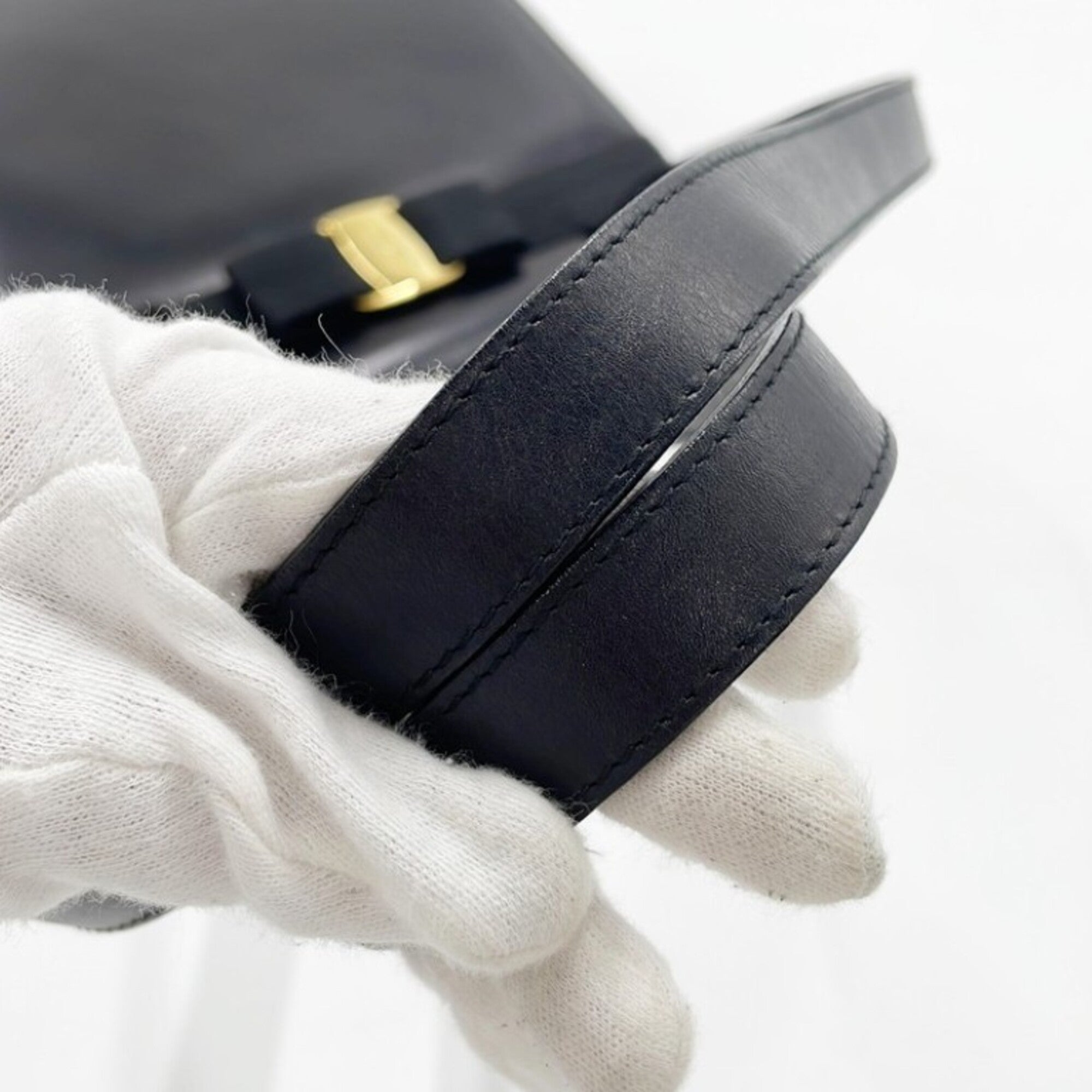 Salvatore Ferragamo Black Leather Shoulder Bag (Pre-Owned)