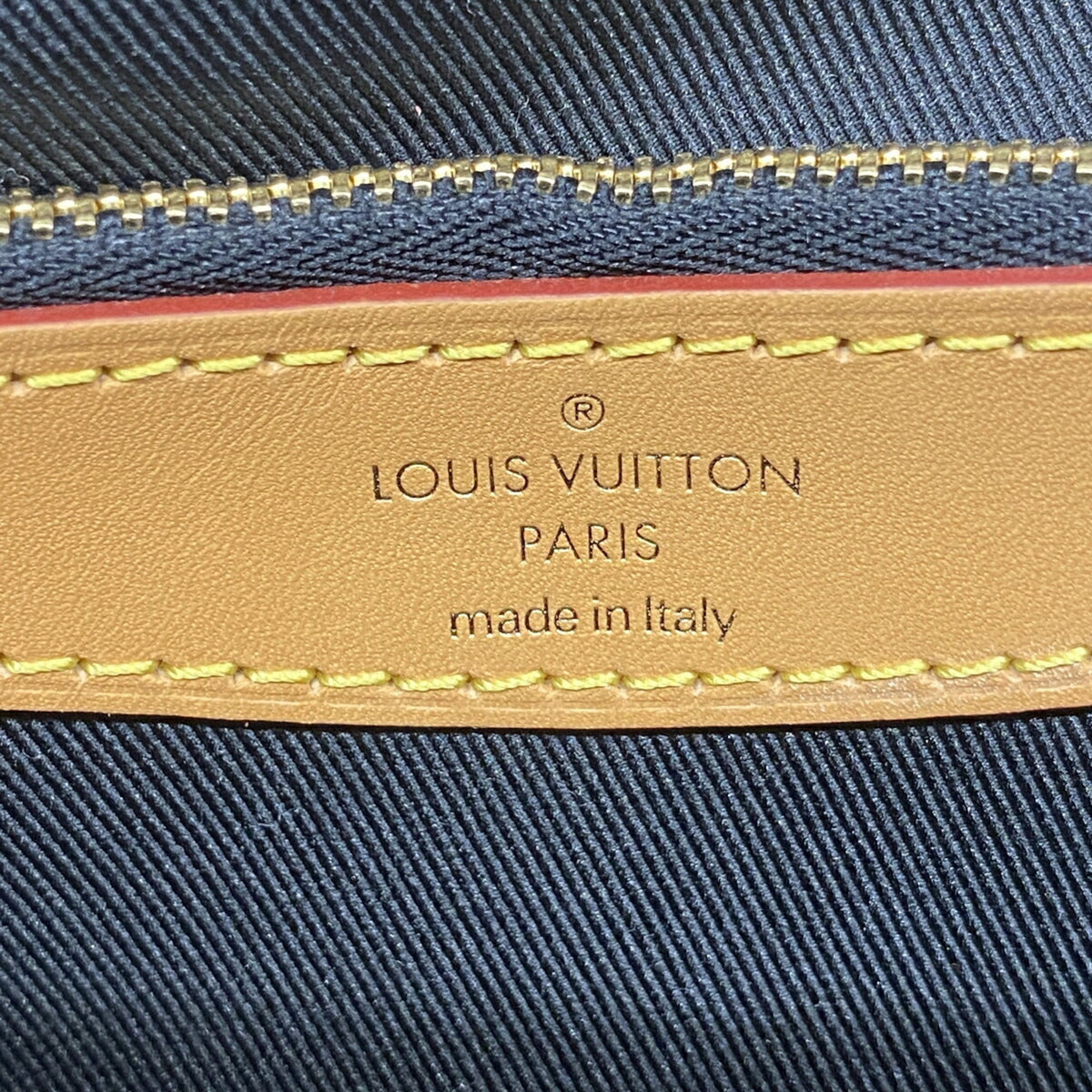 Louis Vuitton Noir Handbag (Pre-Owned)