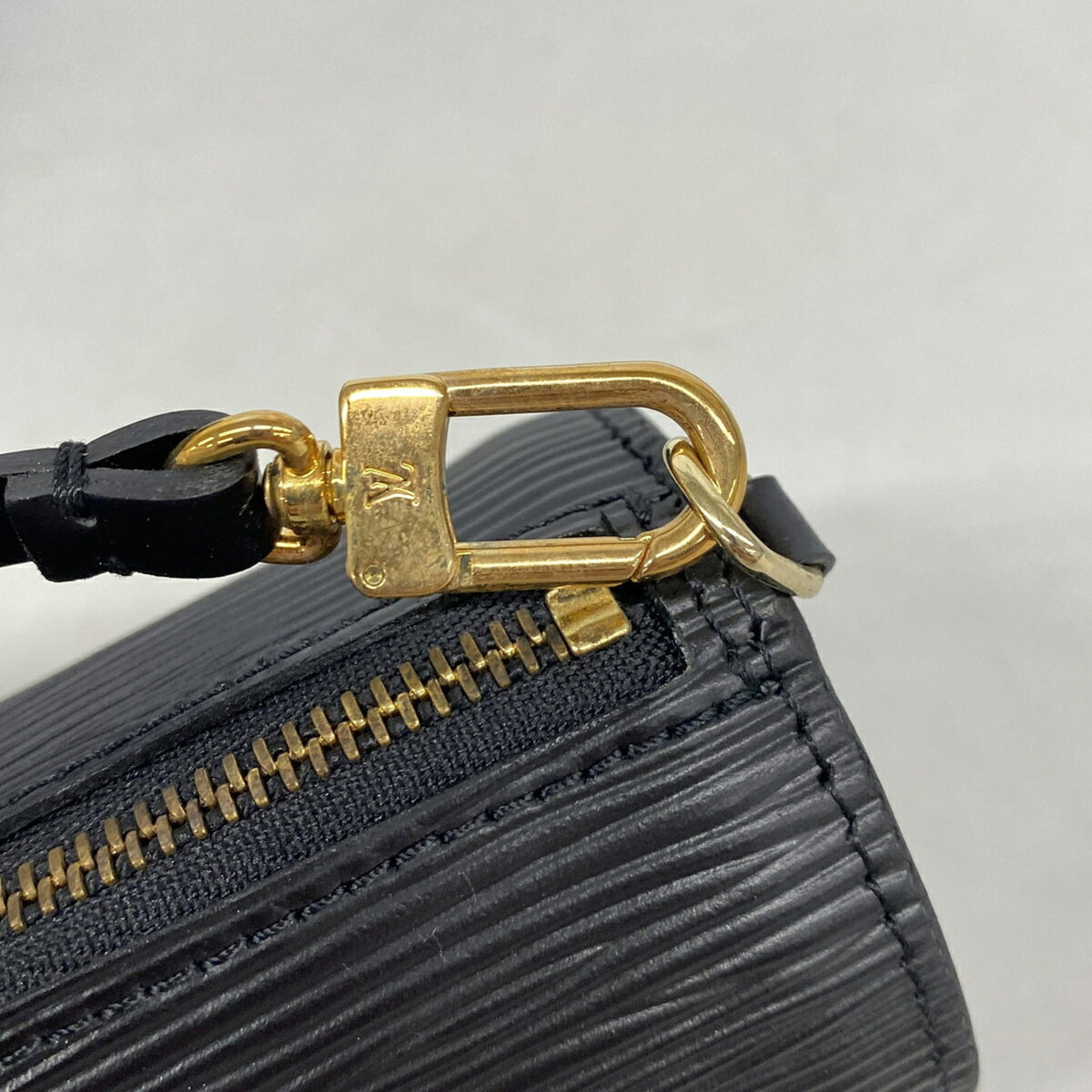 Louis Vuitton Noir Handbag (Pre-Owned)