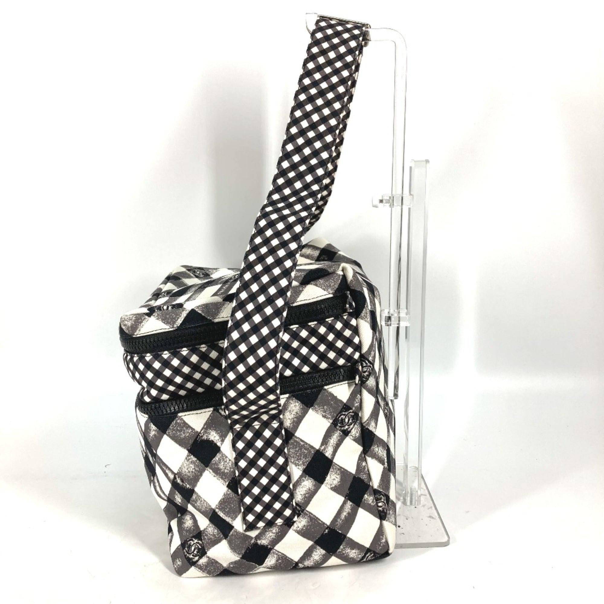 Chanel White Cloth Shoulder Bag (Pre-Owned)