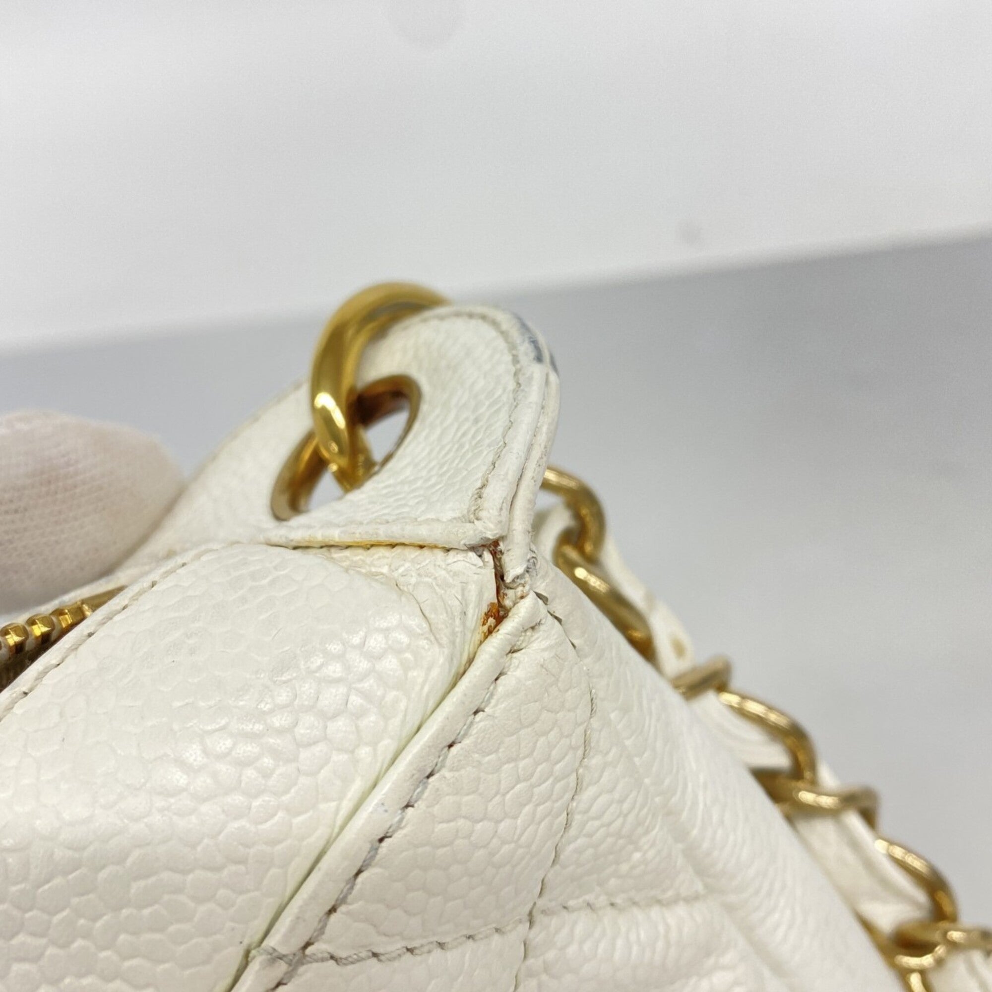 Chanel White Grained Calfskin Shoulder Bag (Pre-Owned)