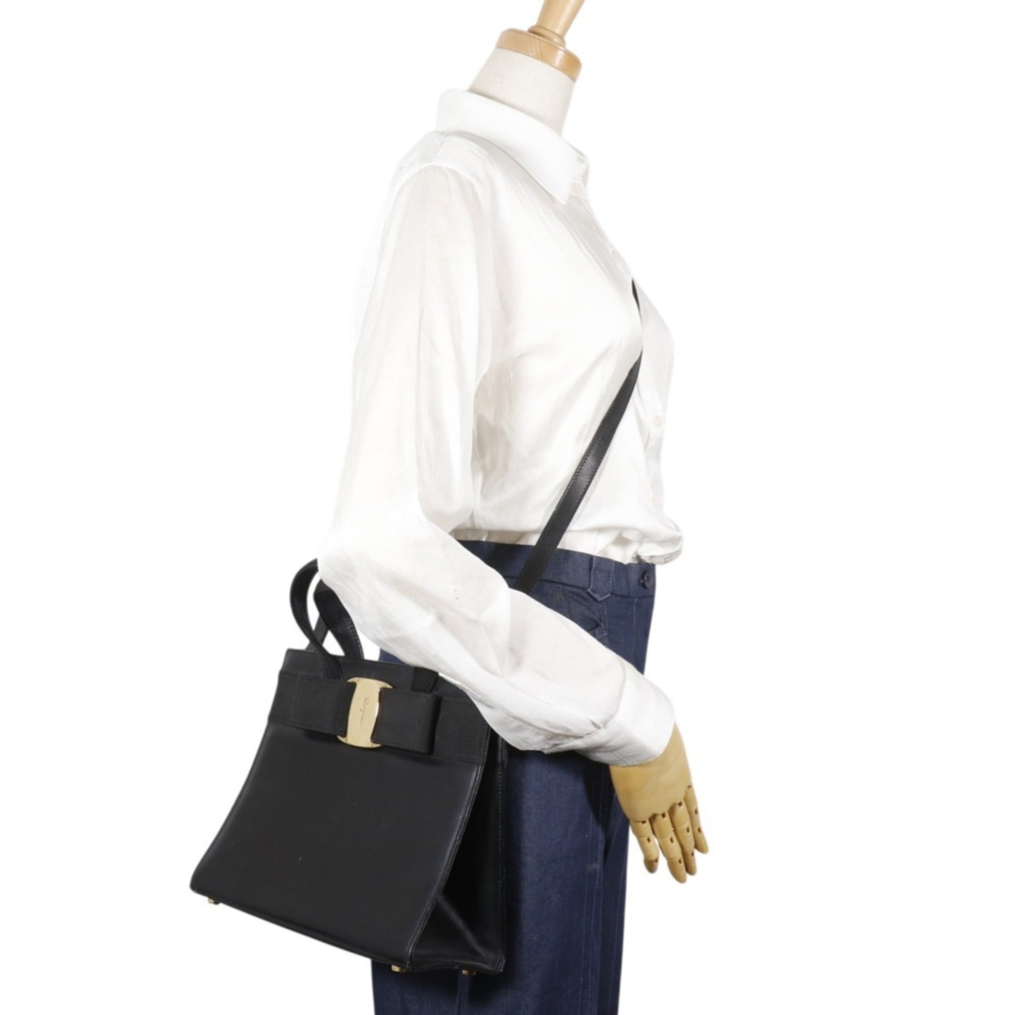 Salvatore Ferragamo Black Leather Handbag (Pre-Owned)
