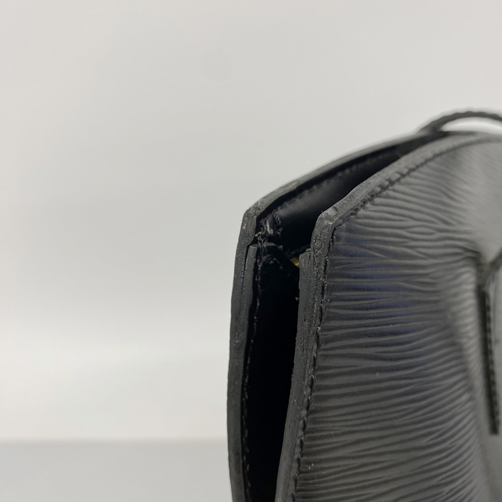 Louis Vuitton Noir Shoulder Bag (Pre-Owned)