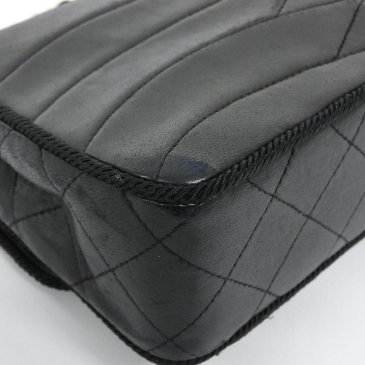 Chanel Black Leather Shoulder Bag (Pre-Owned)