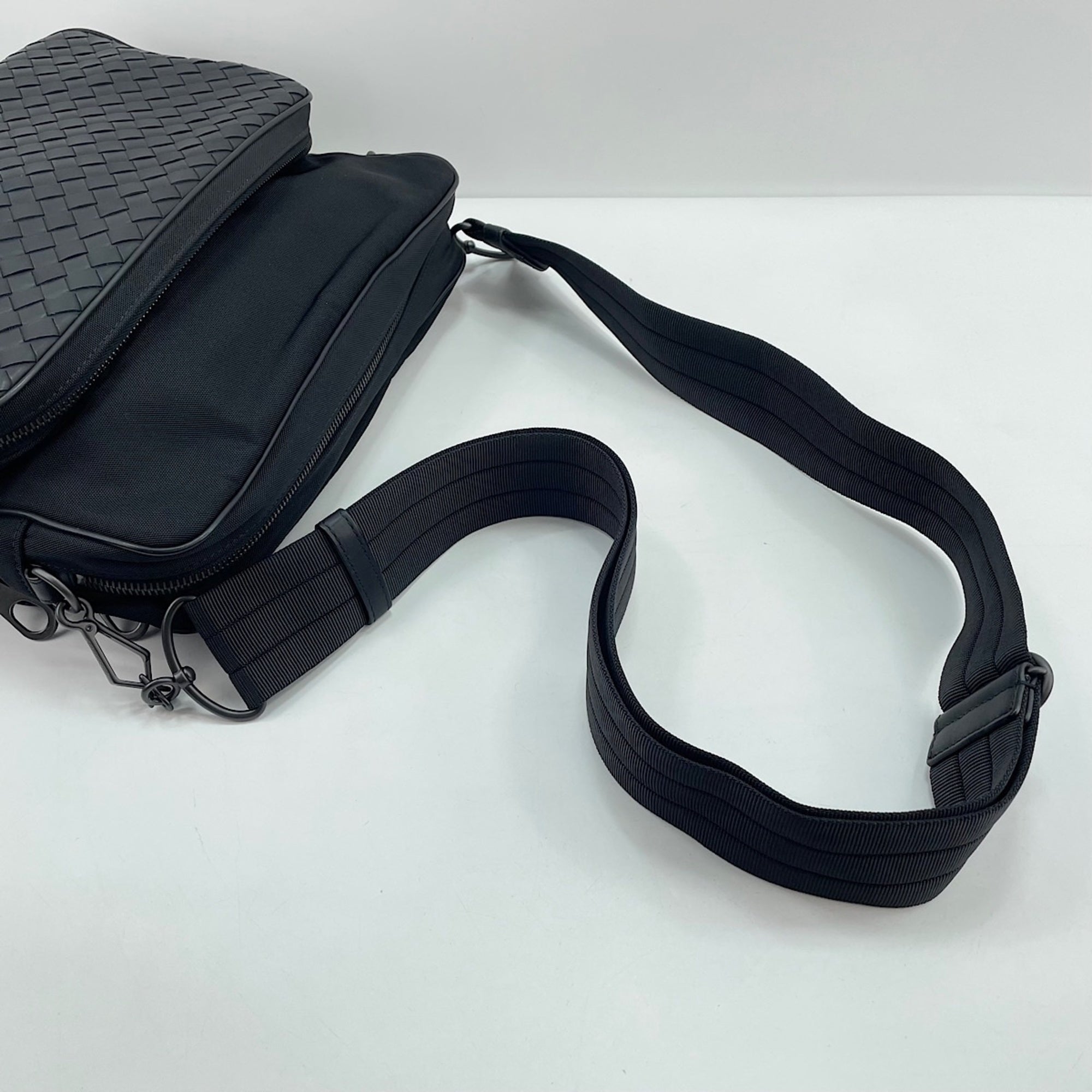 Bottega Veneta Black Intrecciato Shoulder Bag (Pre-Owned)