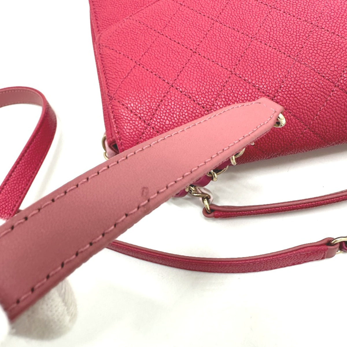 Chanel Pink Leather Shoulder Bag (Pre-Owned)