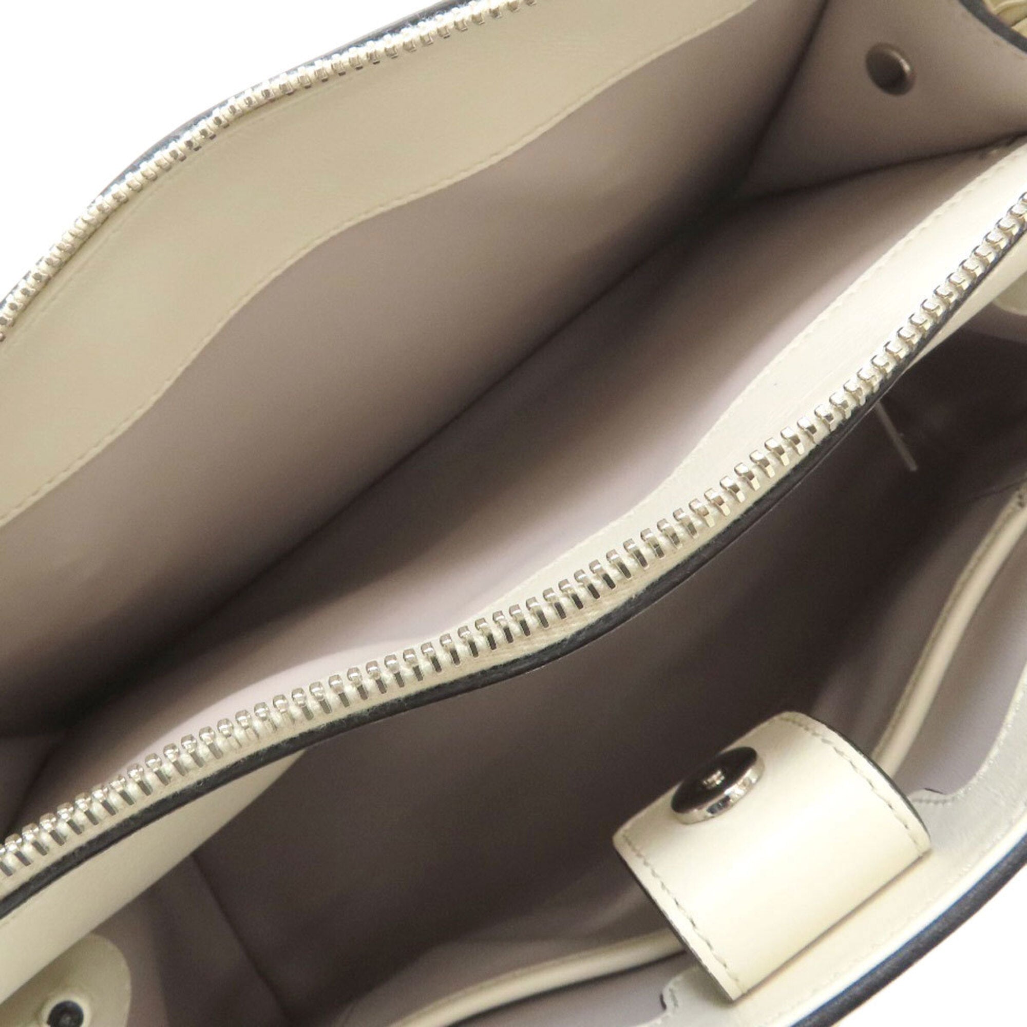 Tod's White Leather Handbag (Pre-Owned)