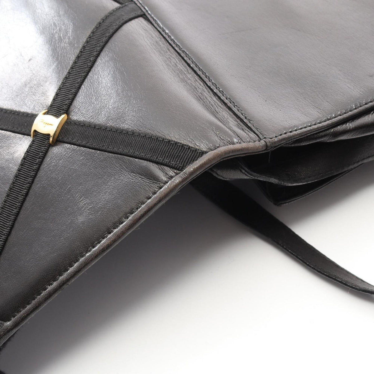 Salvatore Ferragamo Black Leather Shoulder Bag (Pre-Owned)