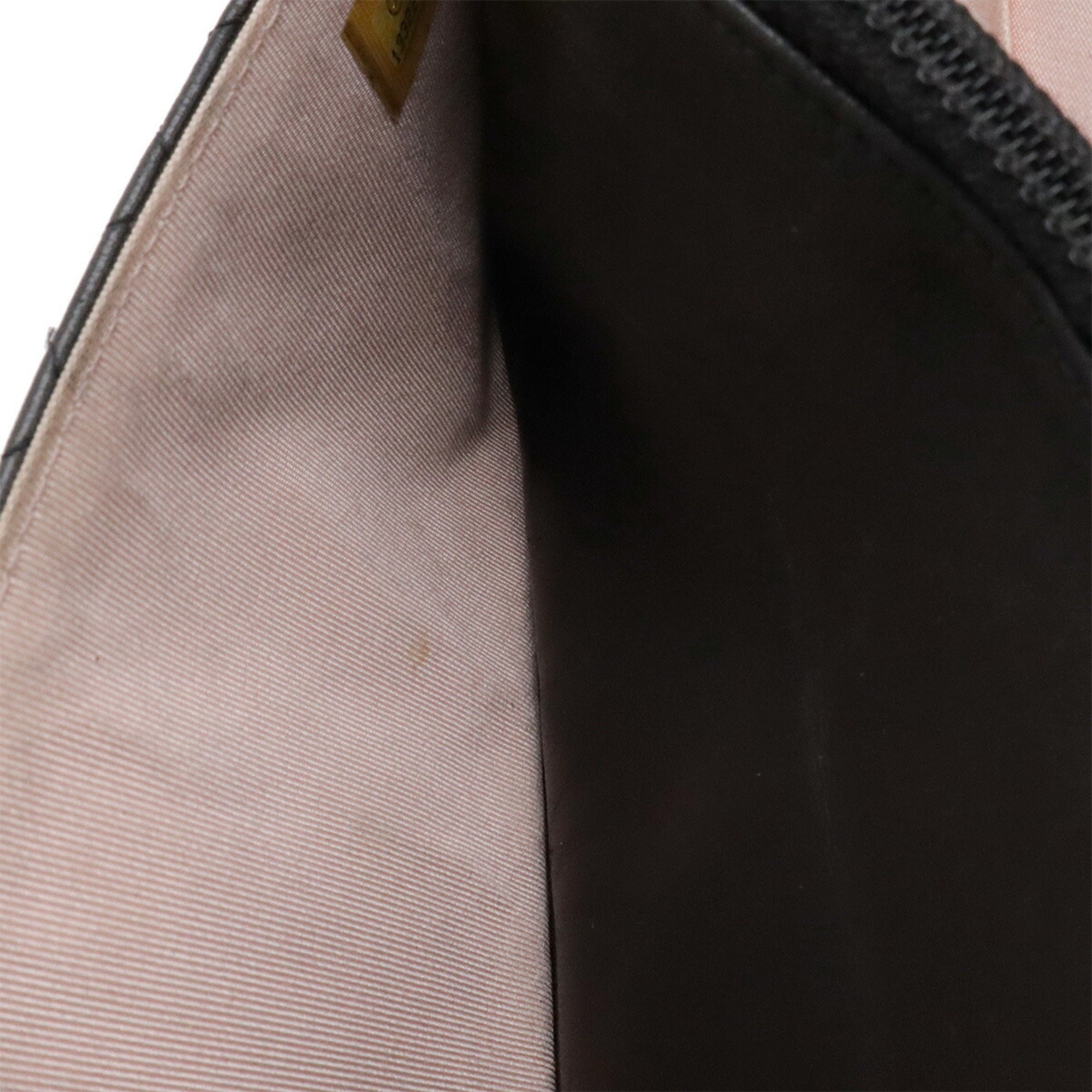 Chanel Black Leather Pochette Shoulder Bag (Pre-Owned)