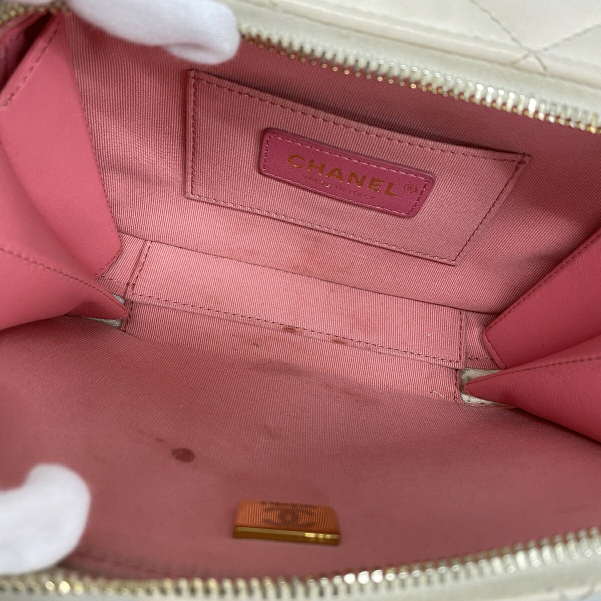 Chanel White Leather Shoulder Bag (Pre-Owned)