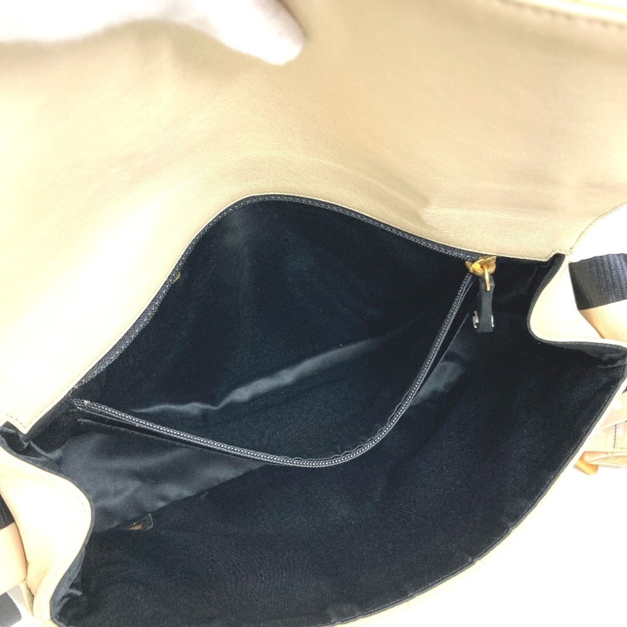 Chanel Chocolate Bar Black White Leather Pochette Shoulder Bag (Pre-Owned)