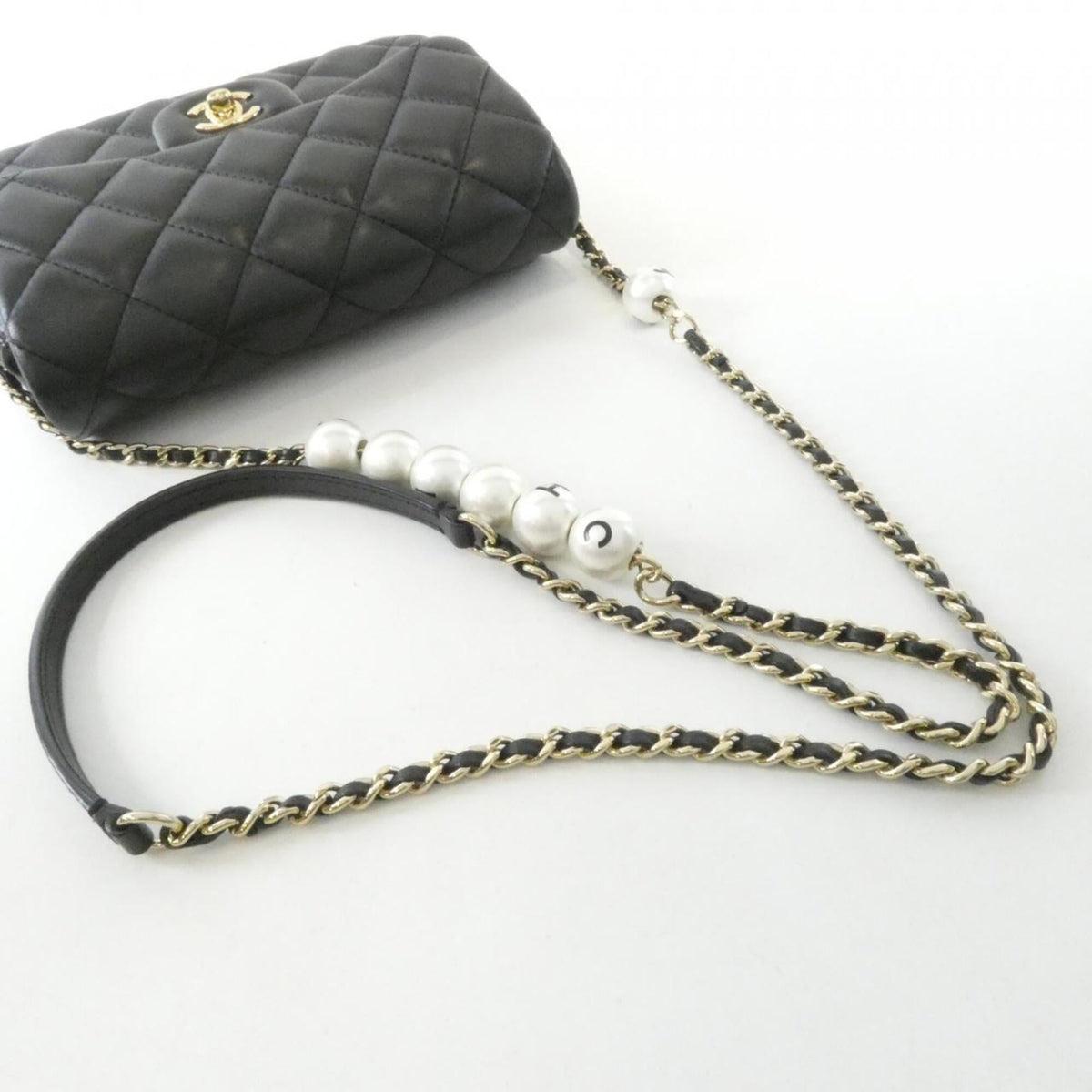 Chanel Black Leather Shoulder Bag (Pre-Owned)