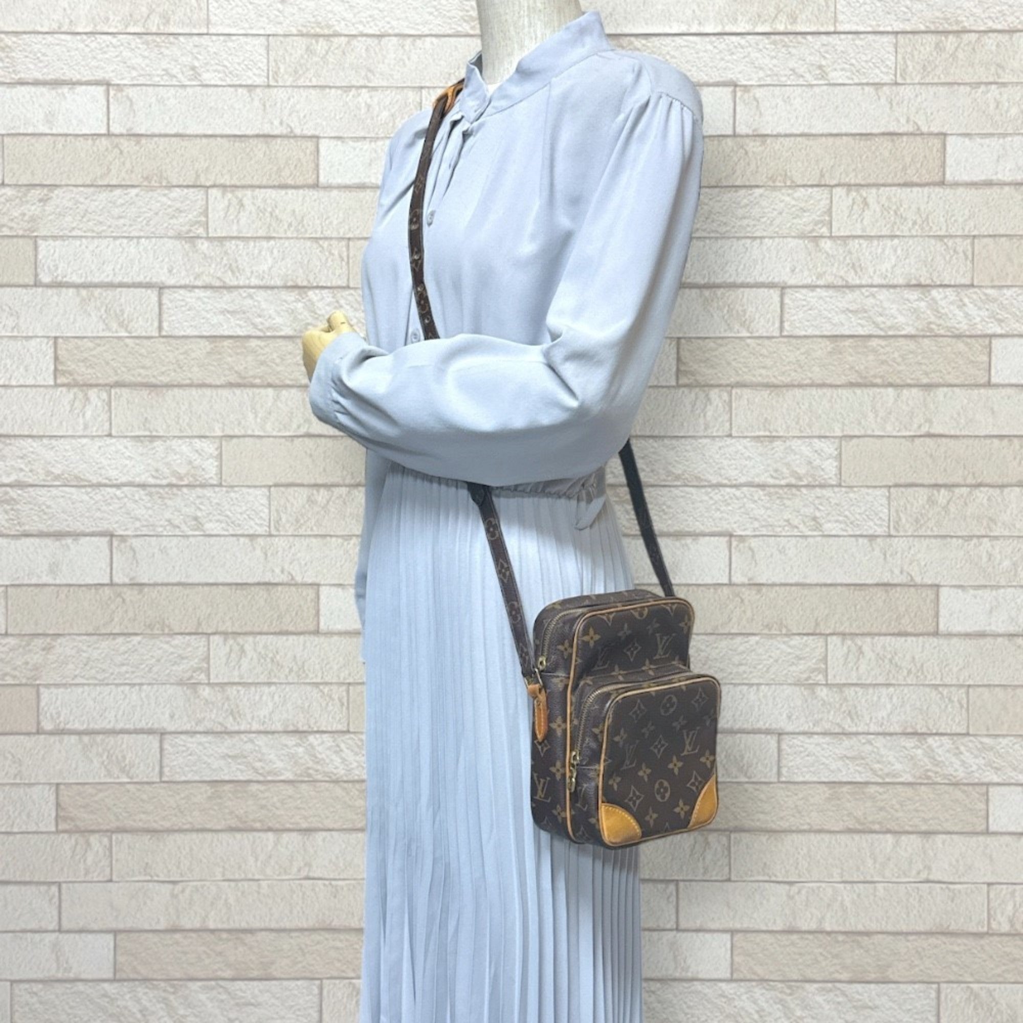 Louis Vuitton Brown Monogram Canvas Shoulder Bag (Pre-Owned)