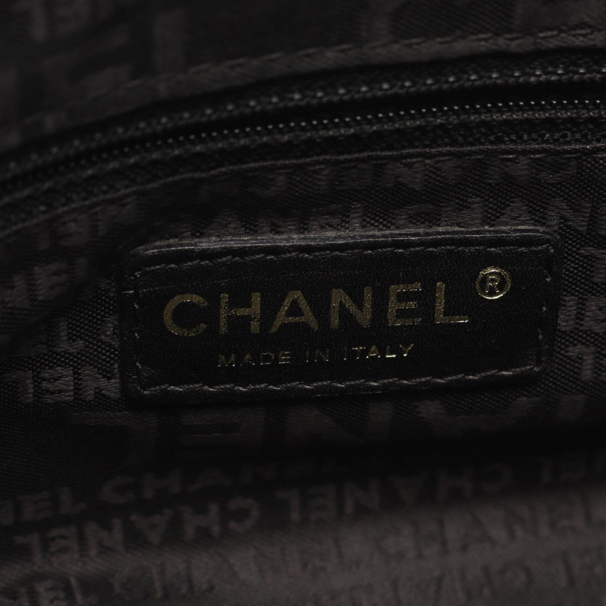 Chanel Black Grained Calfskin Handbag (Pre-Owned)