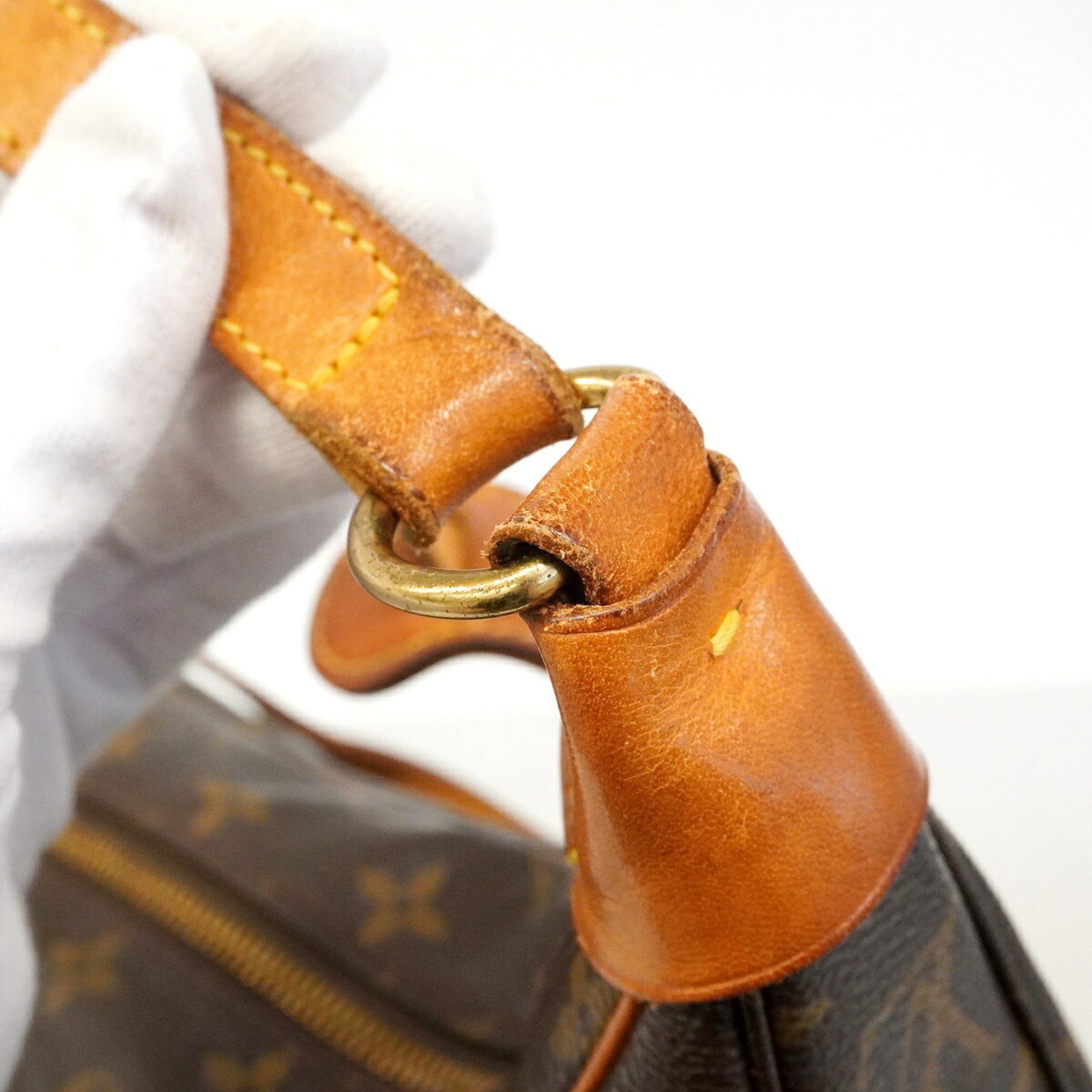 Louis Vuitton Brown Shoulder Bag (Pre-Owned)