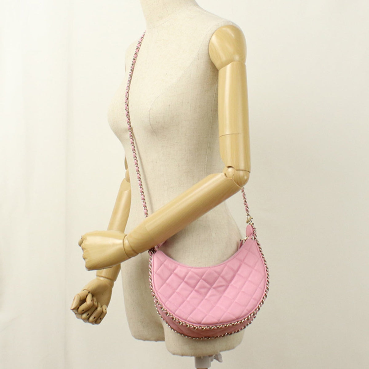 Chanel Pink Leather Shoulder Bag (Pre-Owned)