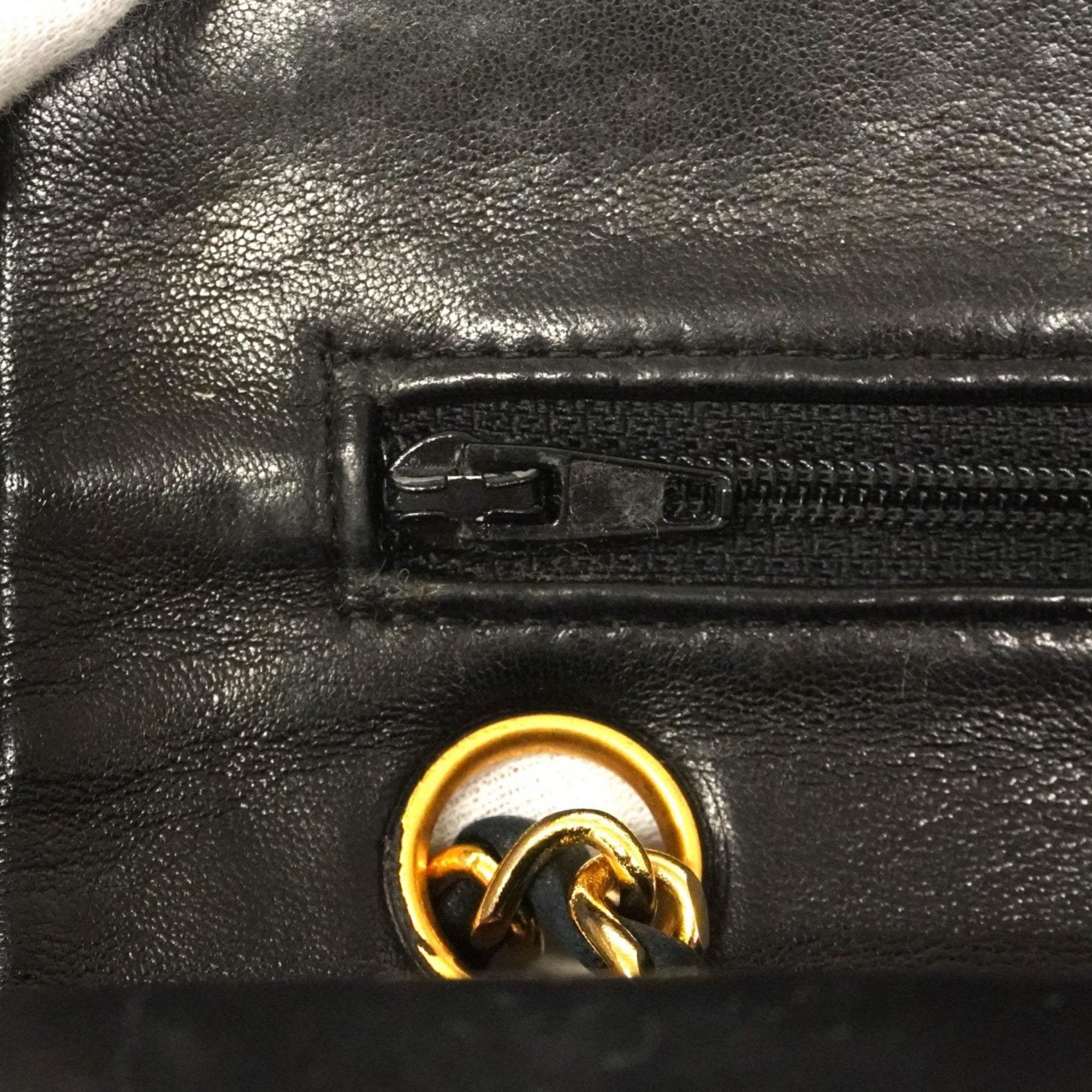 Chanel Black Leather Shoulder Bag (Pre-Owned)