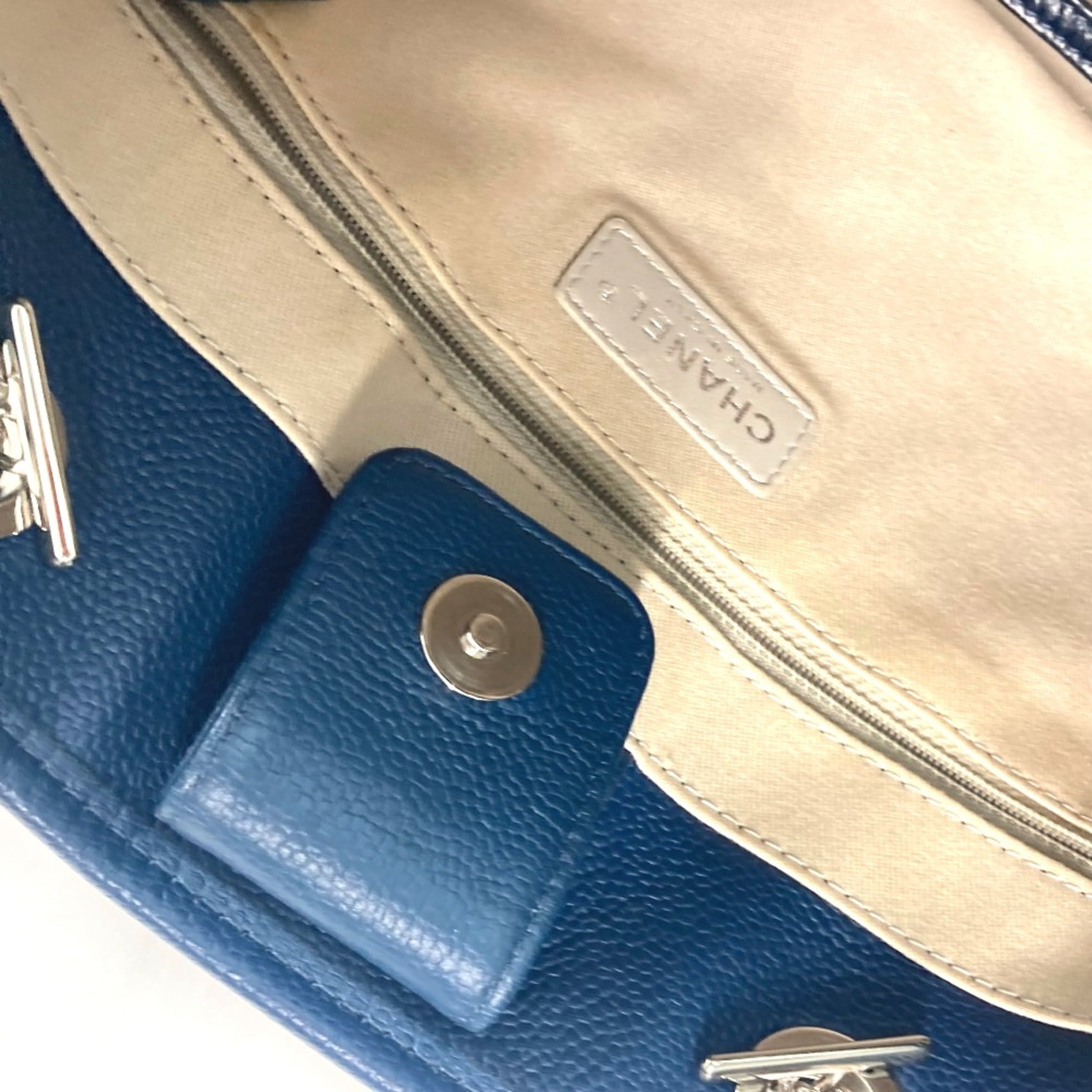 Chanel Navy Leather Shoulder Bag (Pre-Owned)