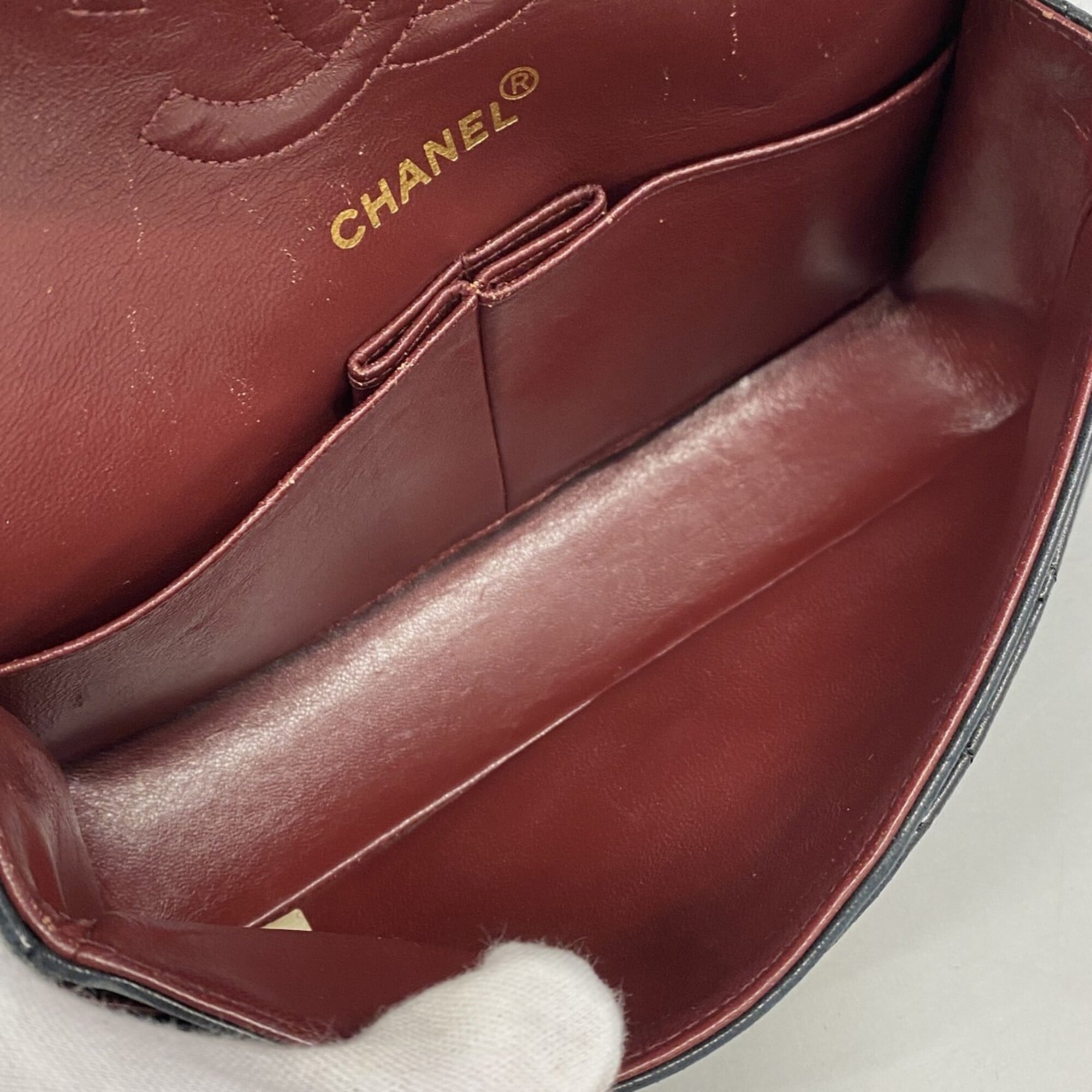 Chanel Black Leather Shoulder Bag (Pre-Owned)