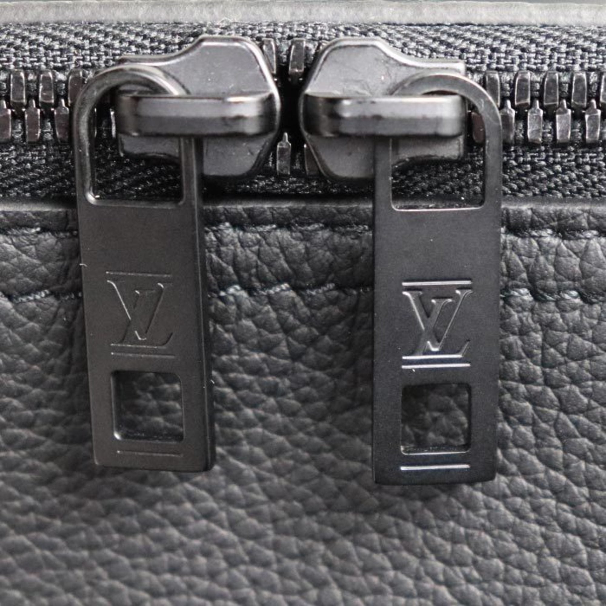 Louis Vuitton Black Leather Shoulder Bag (Pre-Owned)