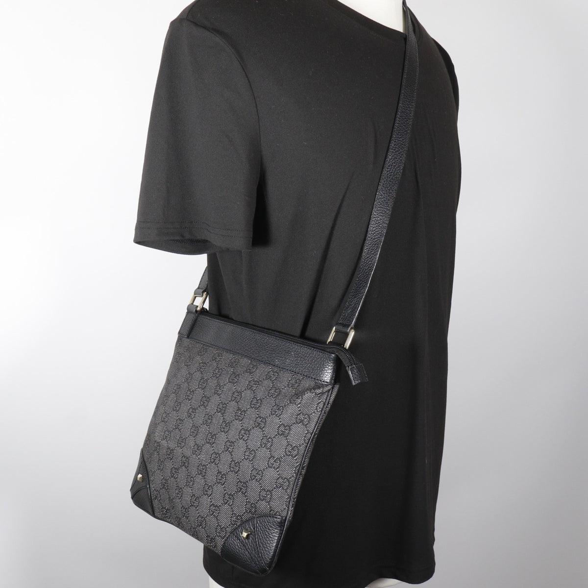 Gucci Black Gg Canvas Shoulder Bag (Pre-Owned)