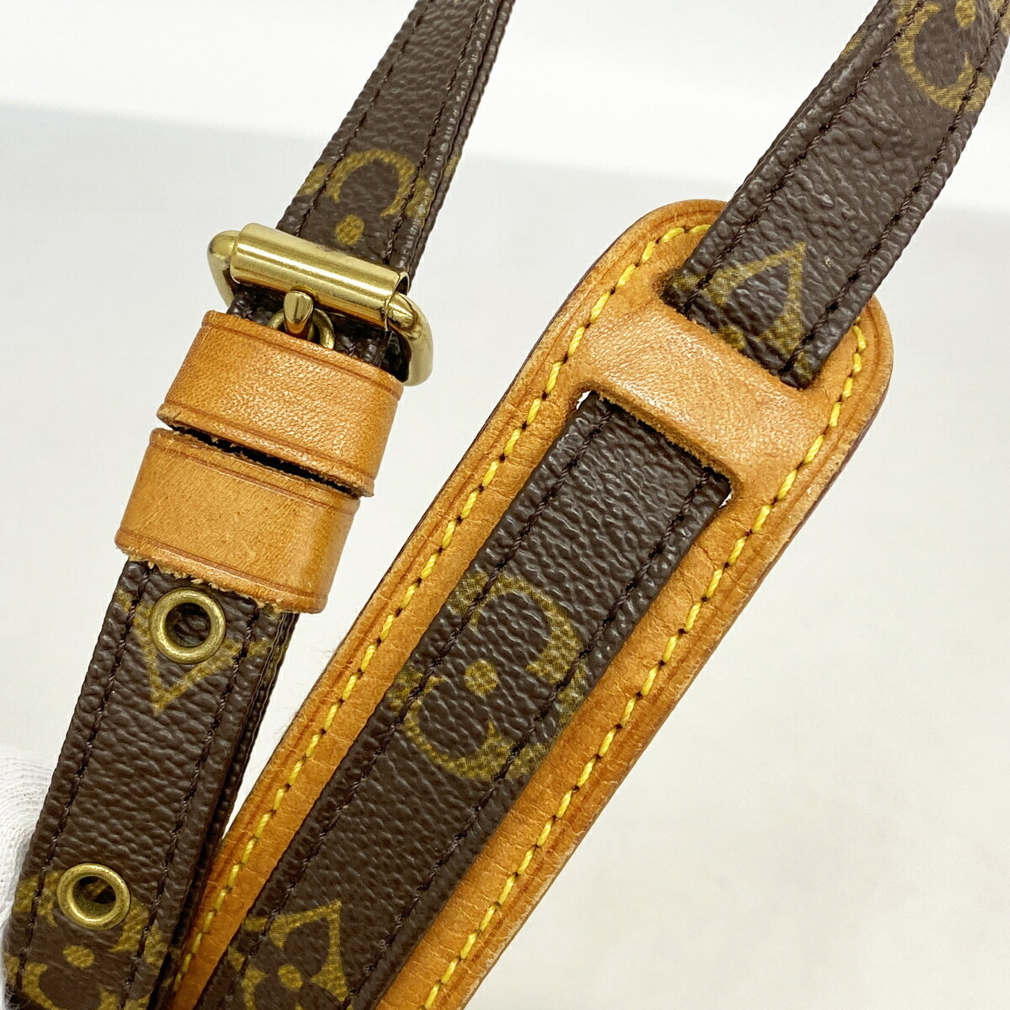 Louis Vuitton Brown Shoulder Bag (Pre-Owned)