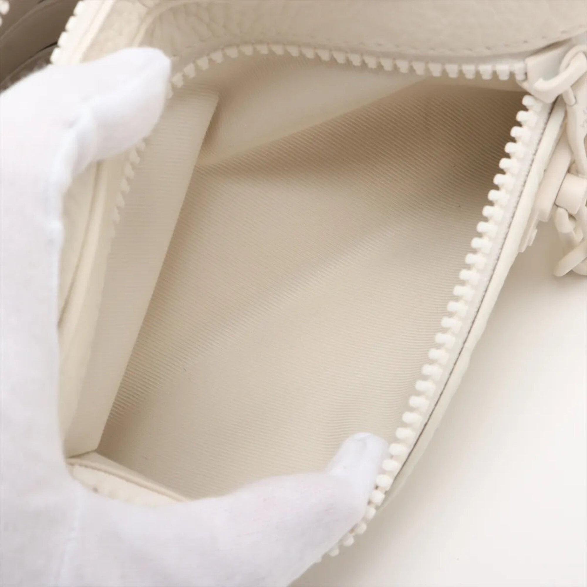Louis Vuitton White Leather Clutch Bag Pochette (Pre-Owned)