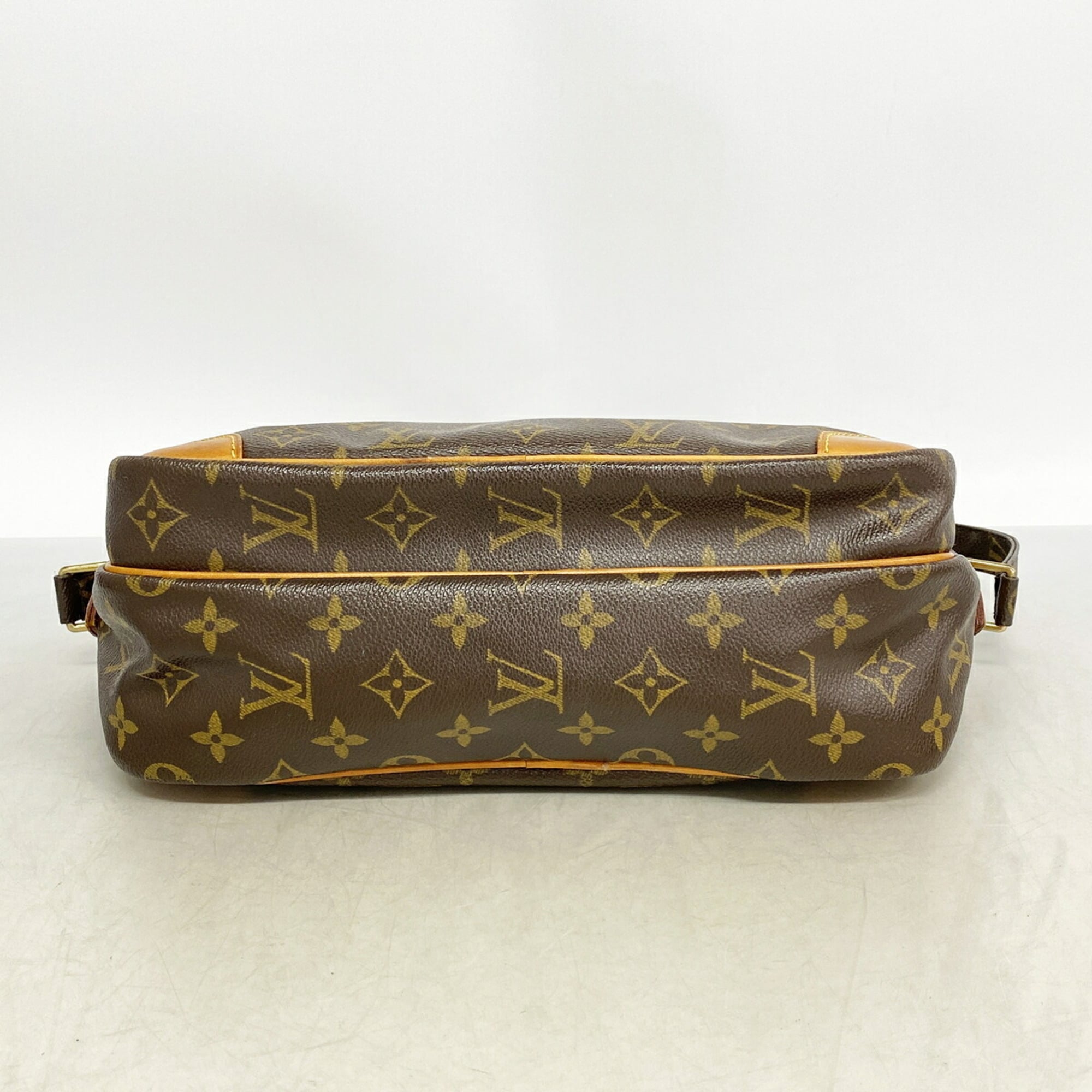 Louis Vuitton Brown Shoulder Bag (Pre-Owned)