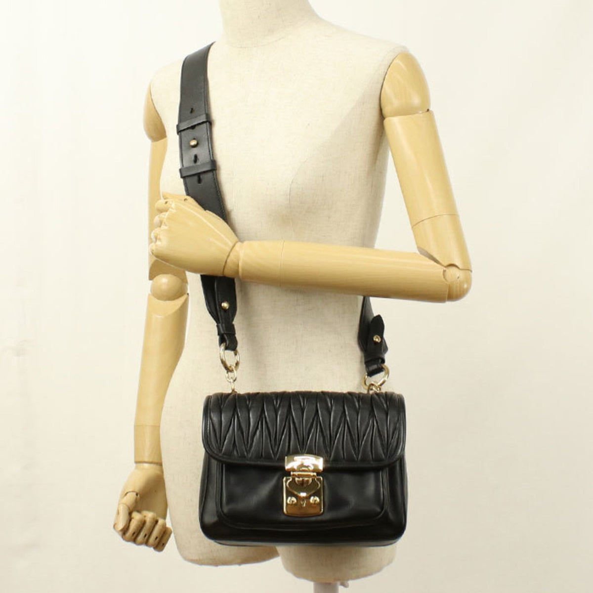 Miu Miu Black Leather Shoulder Bag (Pre-Owned)