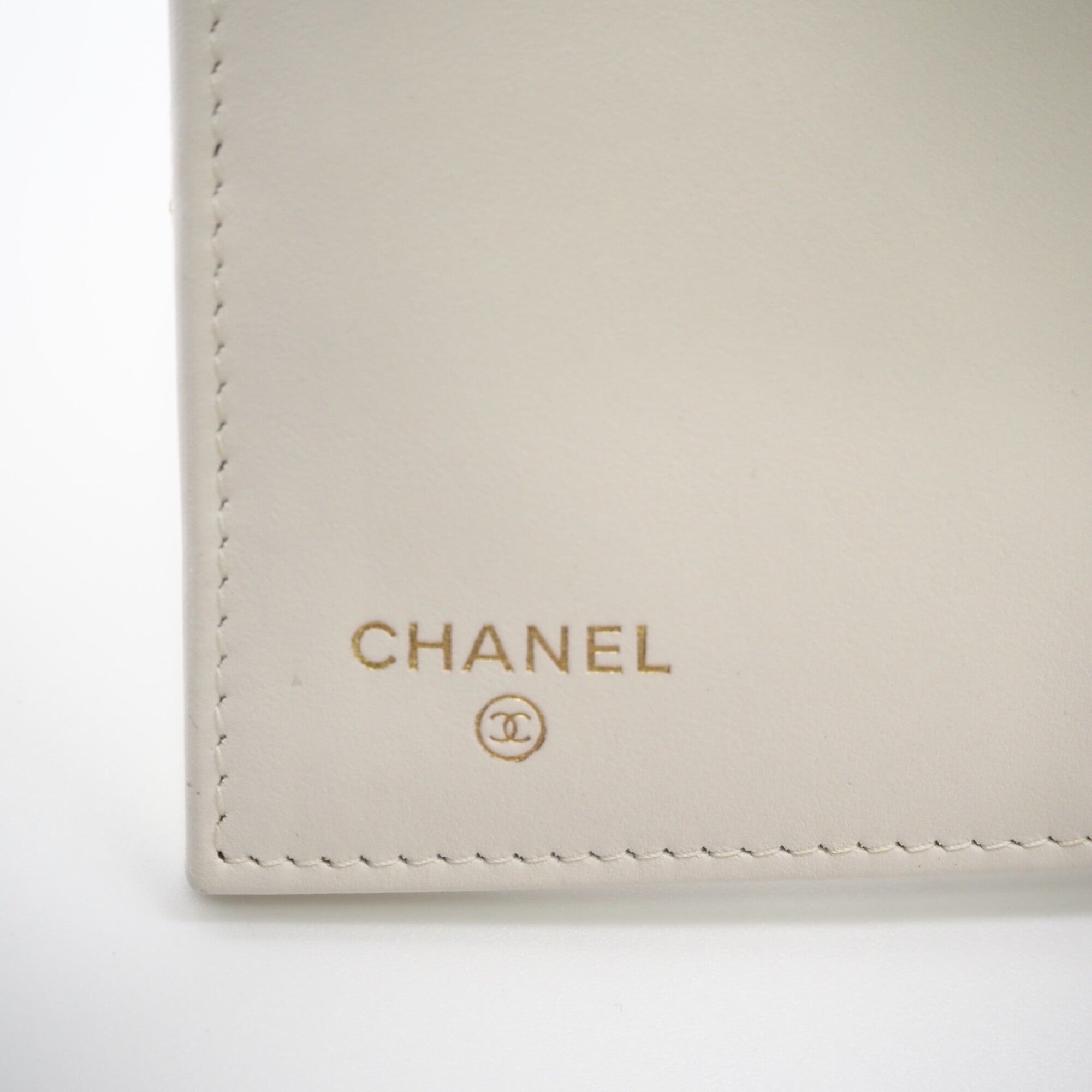 Chanel White Grained Calfskin Wallet (Tri-Fold) (Pre-Owned)
