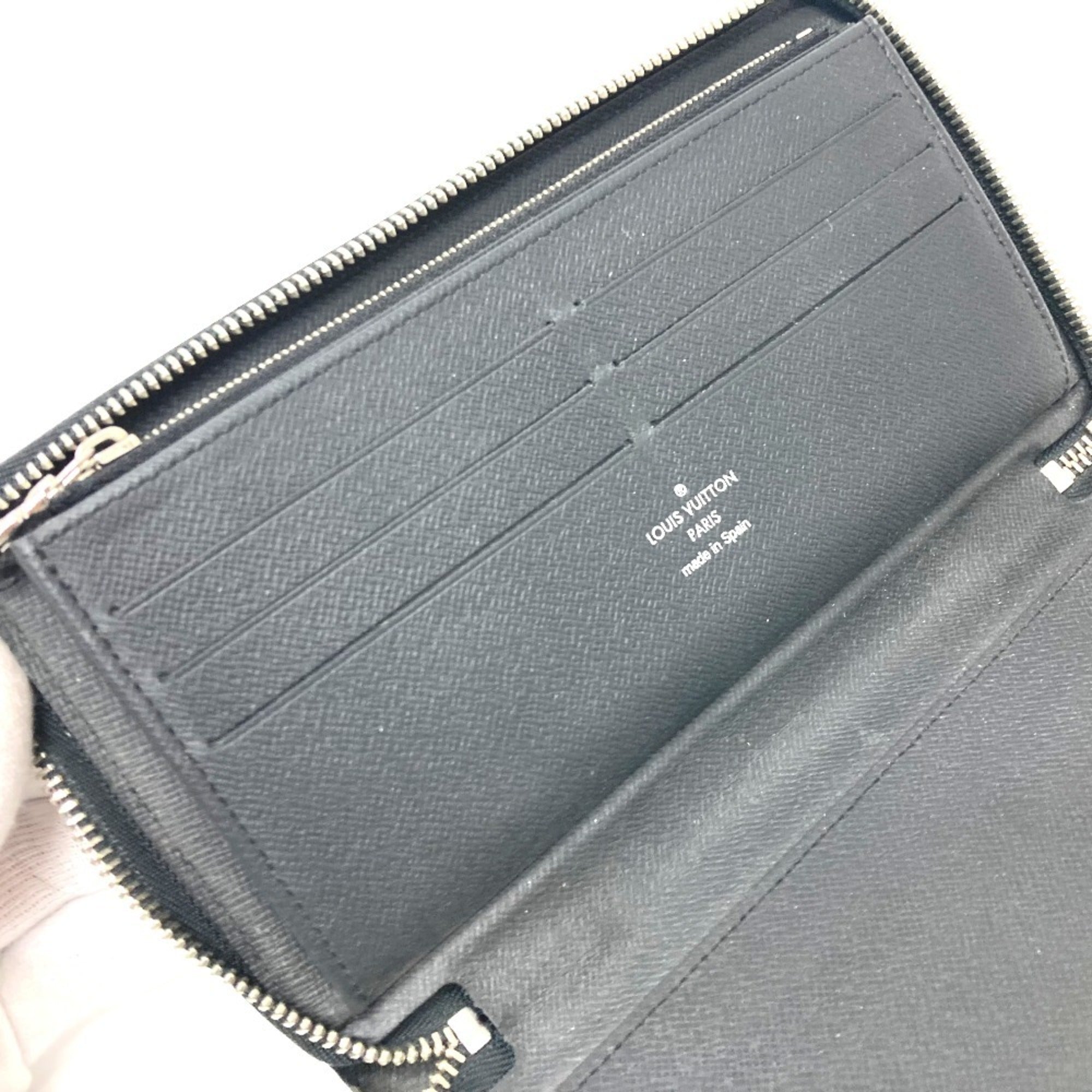 Louis Vuitton Black Noir Taiga Leather Leather Long Wallet (Bi-Fold) (Pre-Owned)
