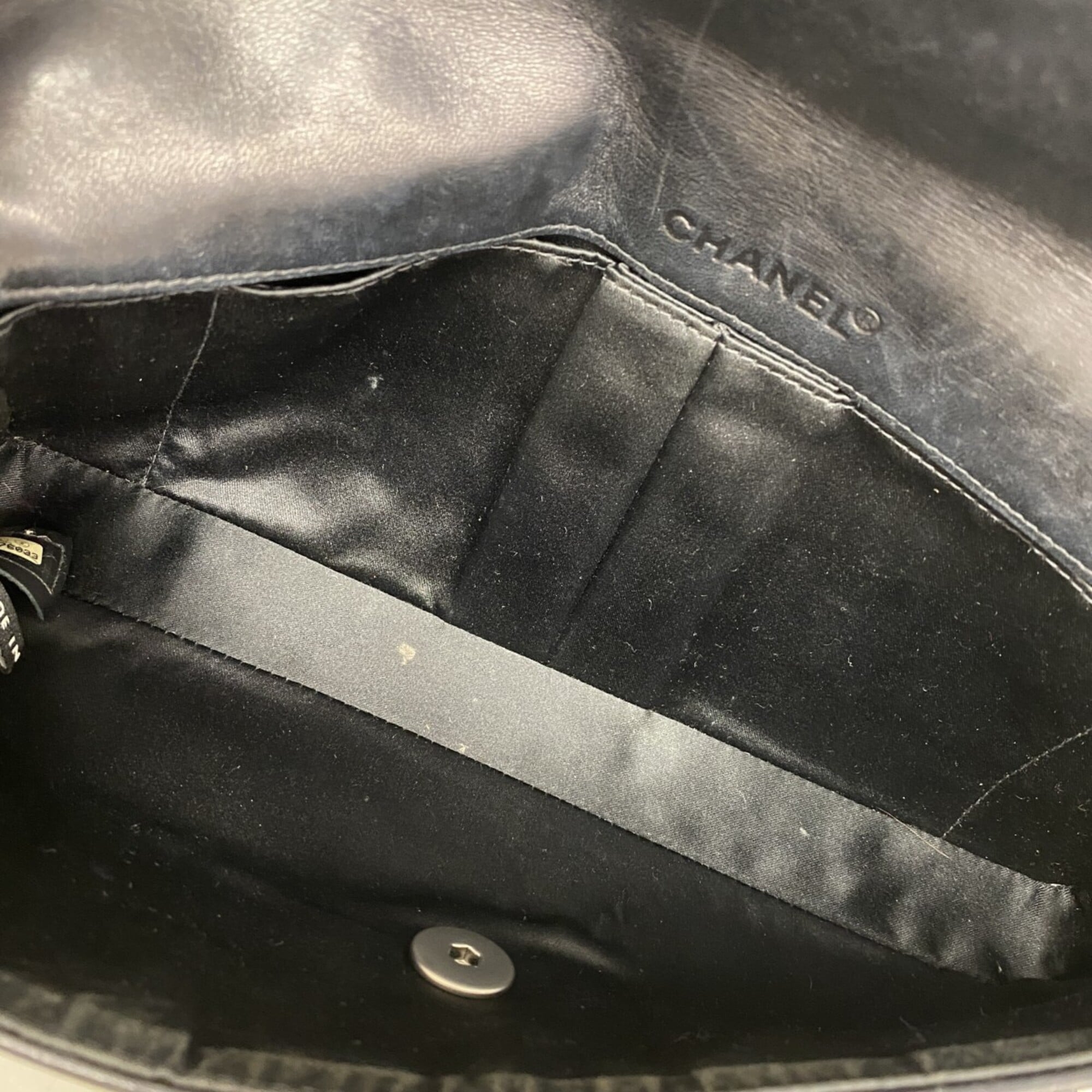 Chanel Black Leather Shoulder Bag (Pre-Owned)