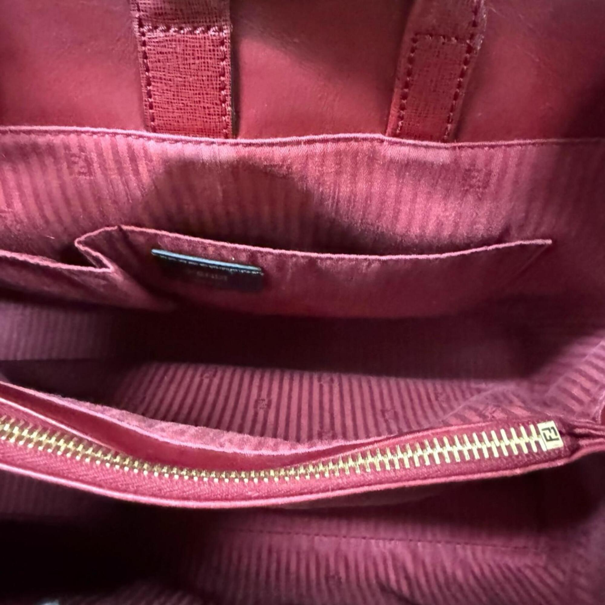 Fendi Red Color White Leather Shoulder Bag (Pre-Owned)