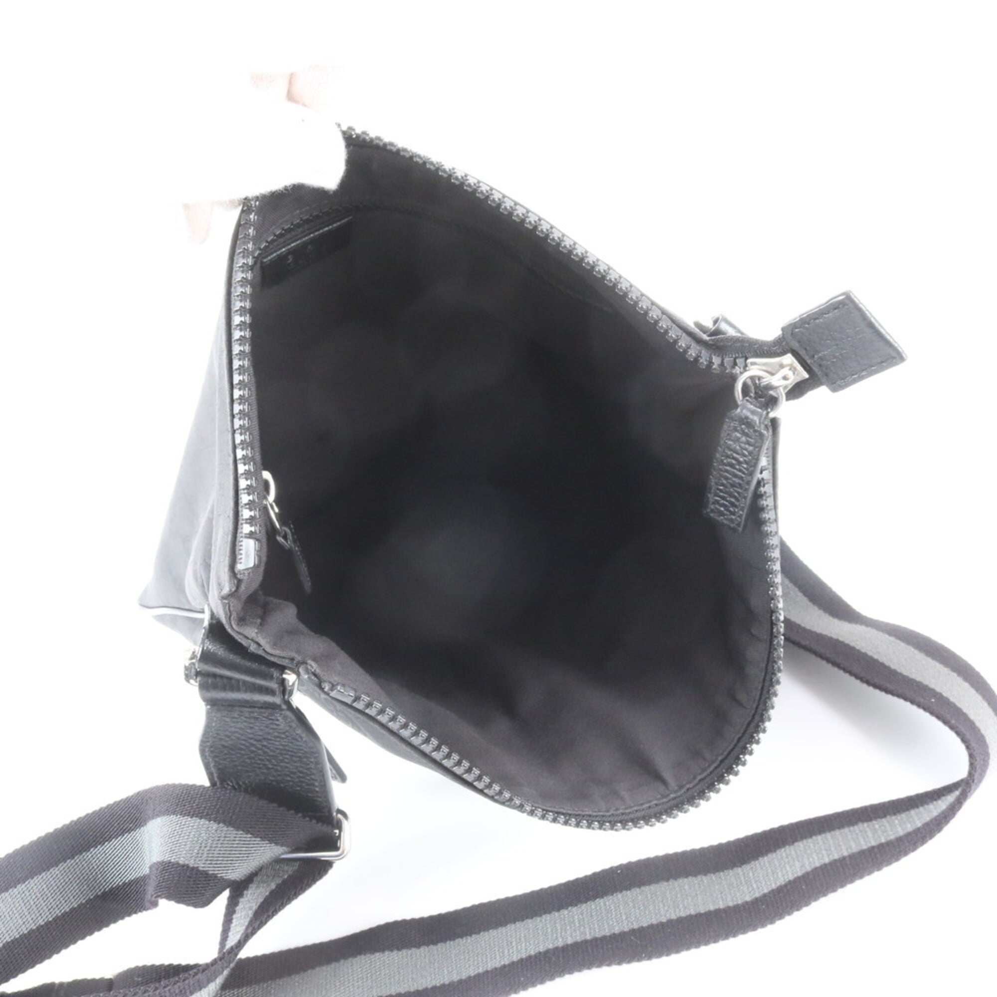 Gucci Black Leather Nylon Messenger Bag Shoulder Bag (Pre-Owned)