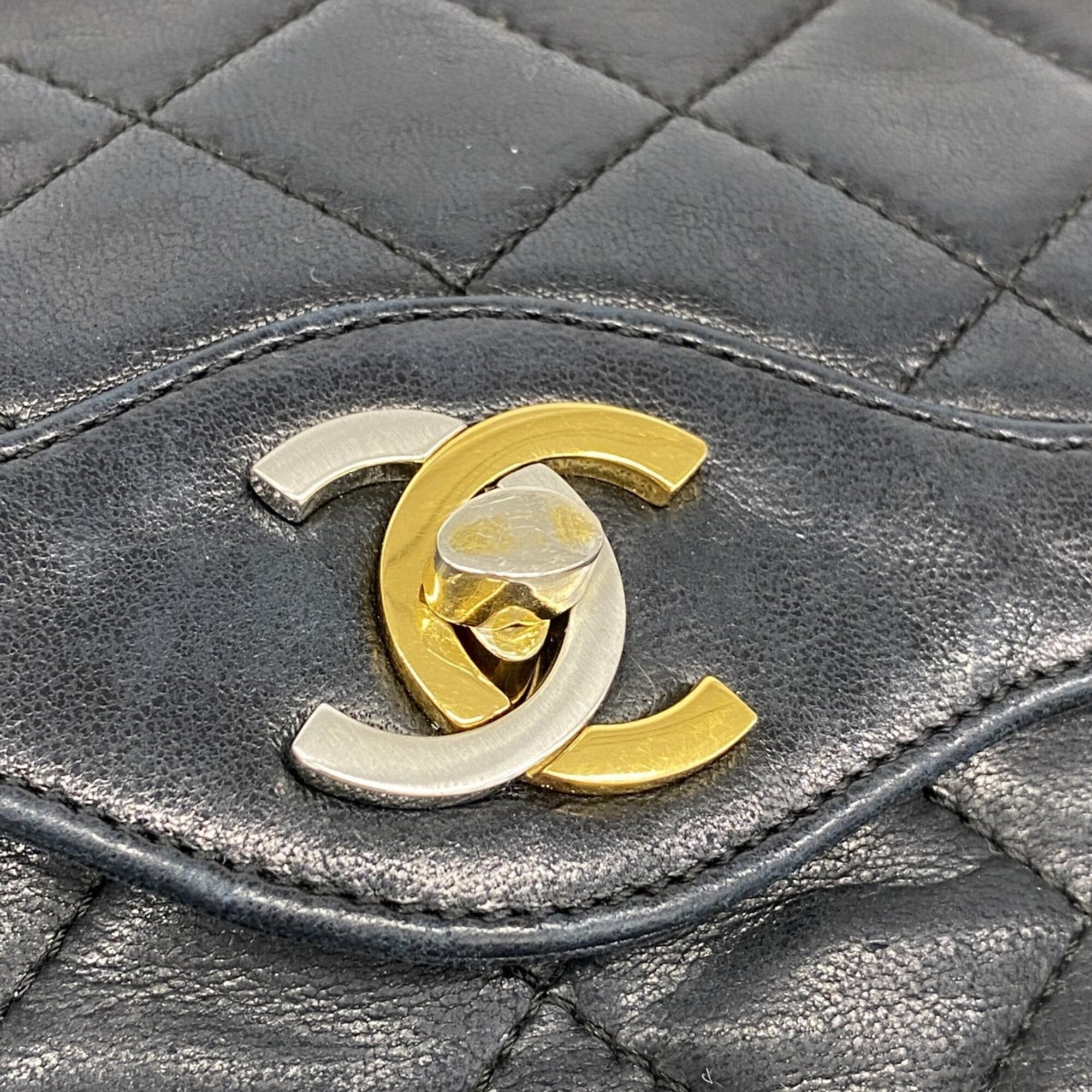 Chanel Black Leather Shoulder Bag (Pre-Owned)