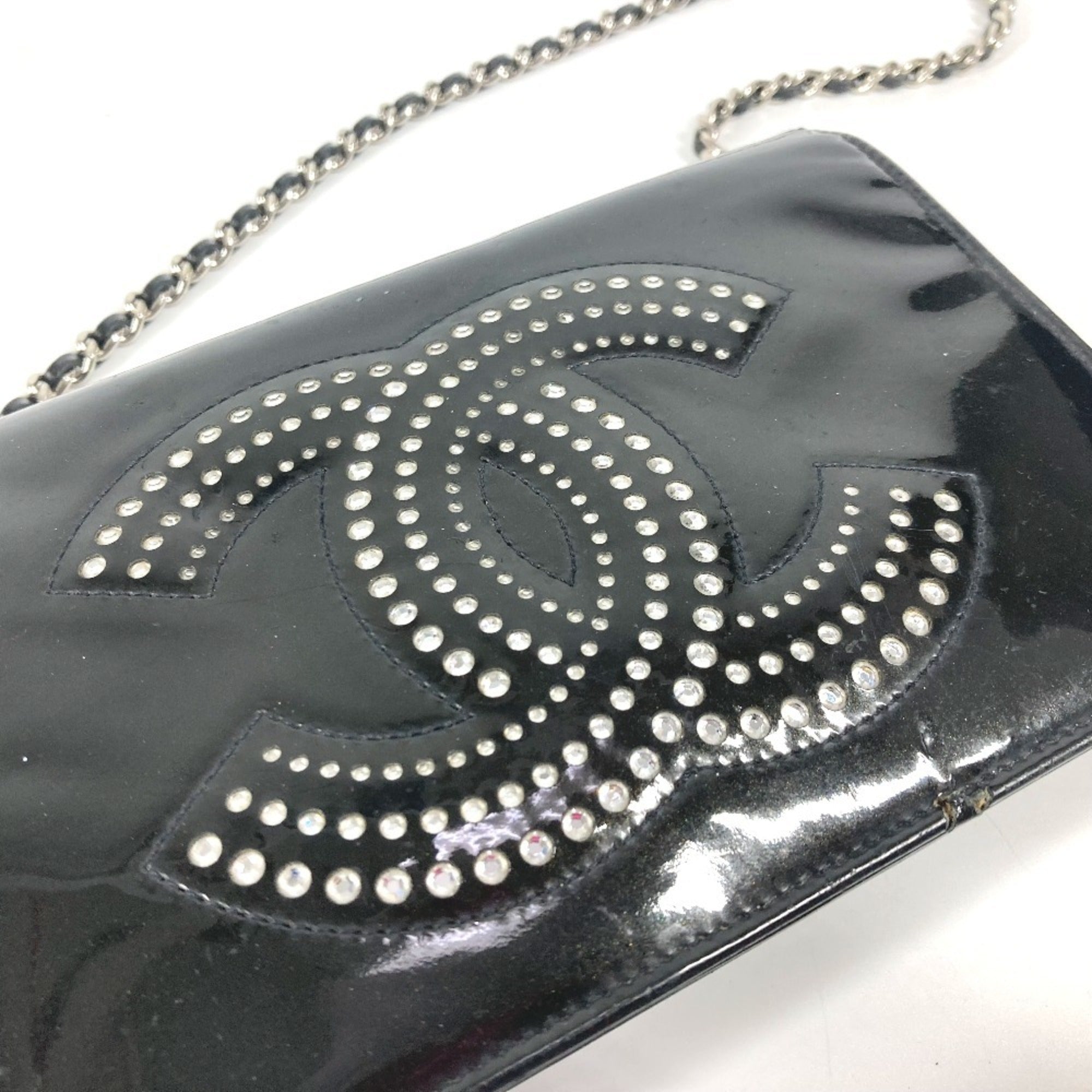 Chanel Black Patent Leather Pochette Shoulder Bag (Pre-Owned)