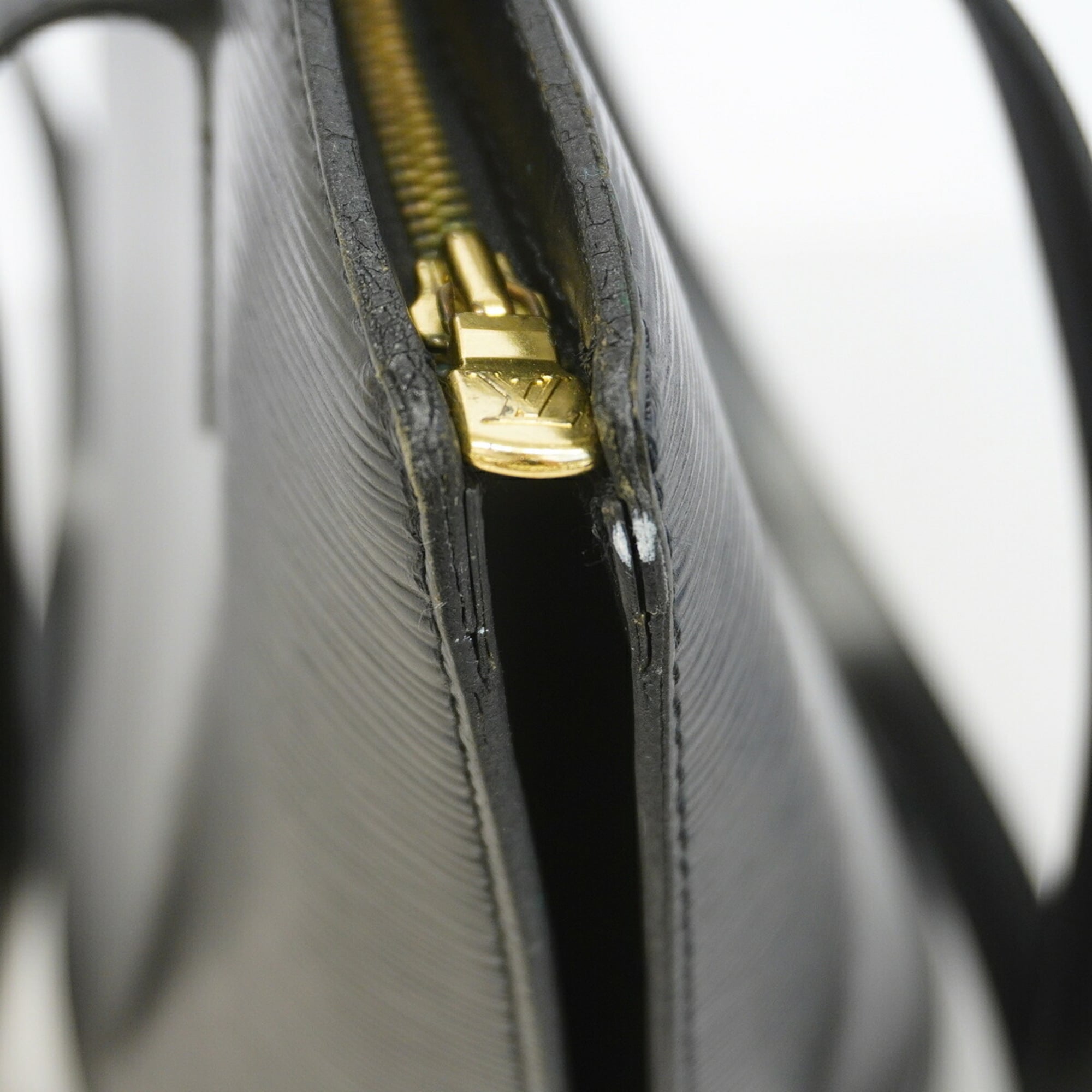 Louis Vuitton Noir Shoulder Bag (Pre-Owned)