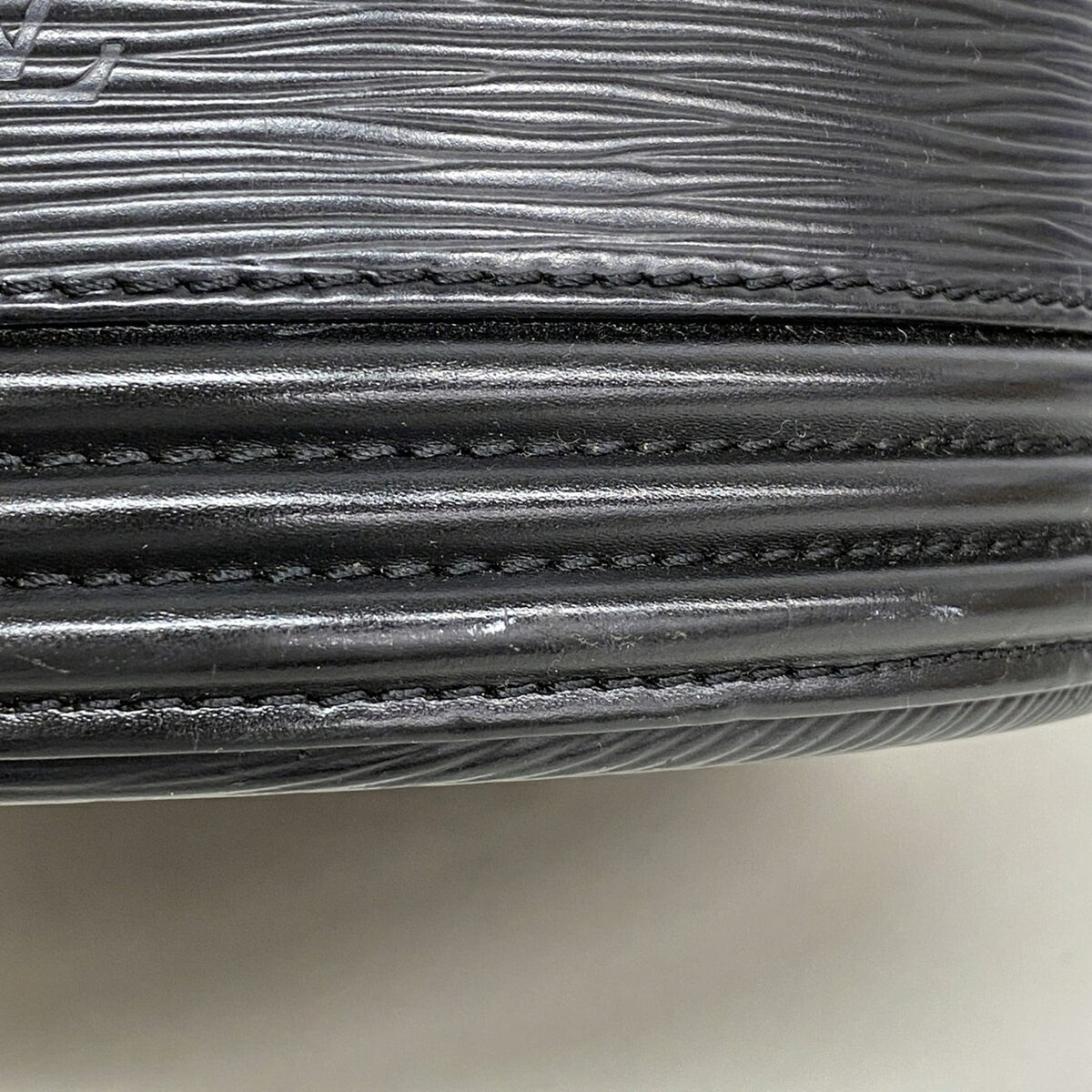 Louis Vuitton Noir Handbag (Pre-Owned)