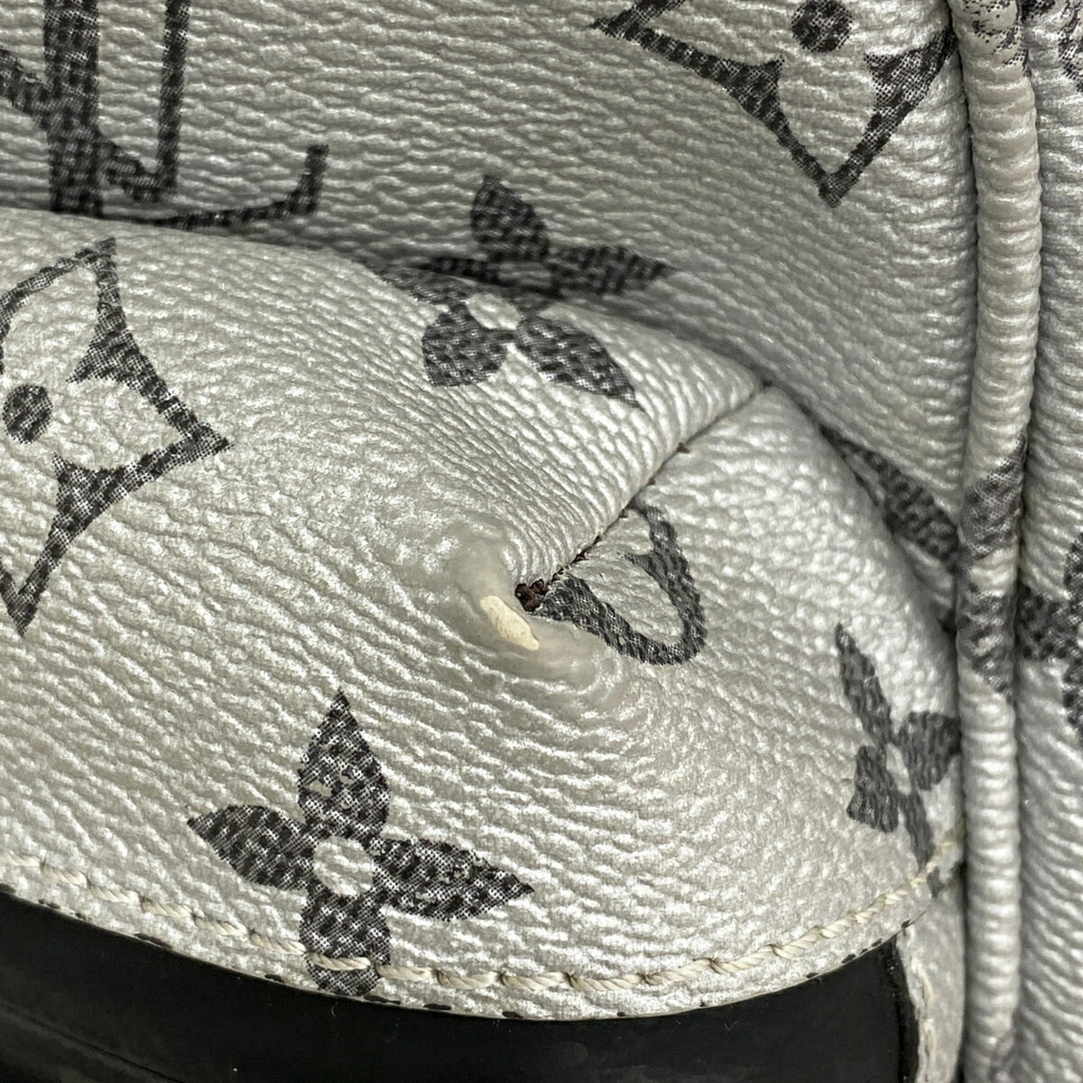 Louis Vuitton Silver Shoulder Bag (Pre-Owned)